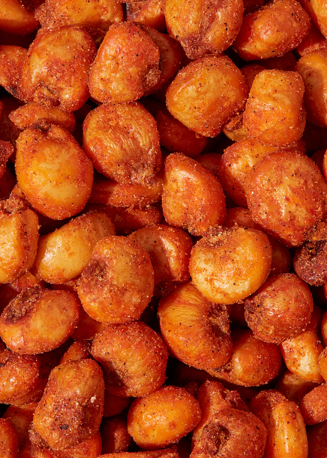 un gros plan d' une pile de maïs frits