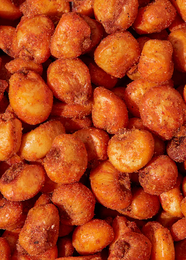 un gros plan d' une pile de maïs frits