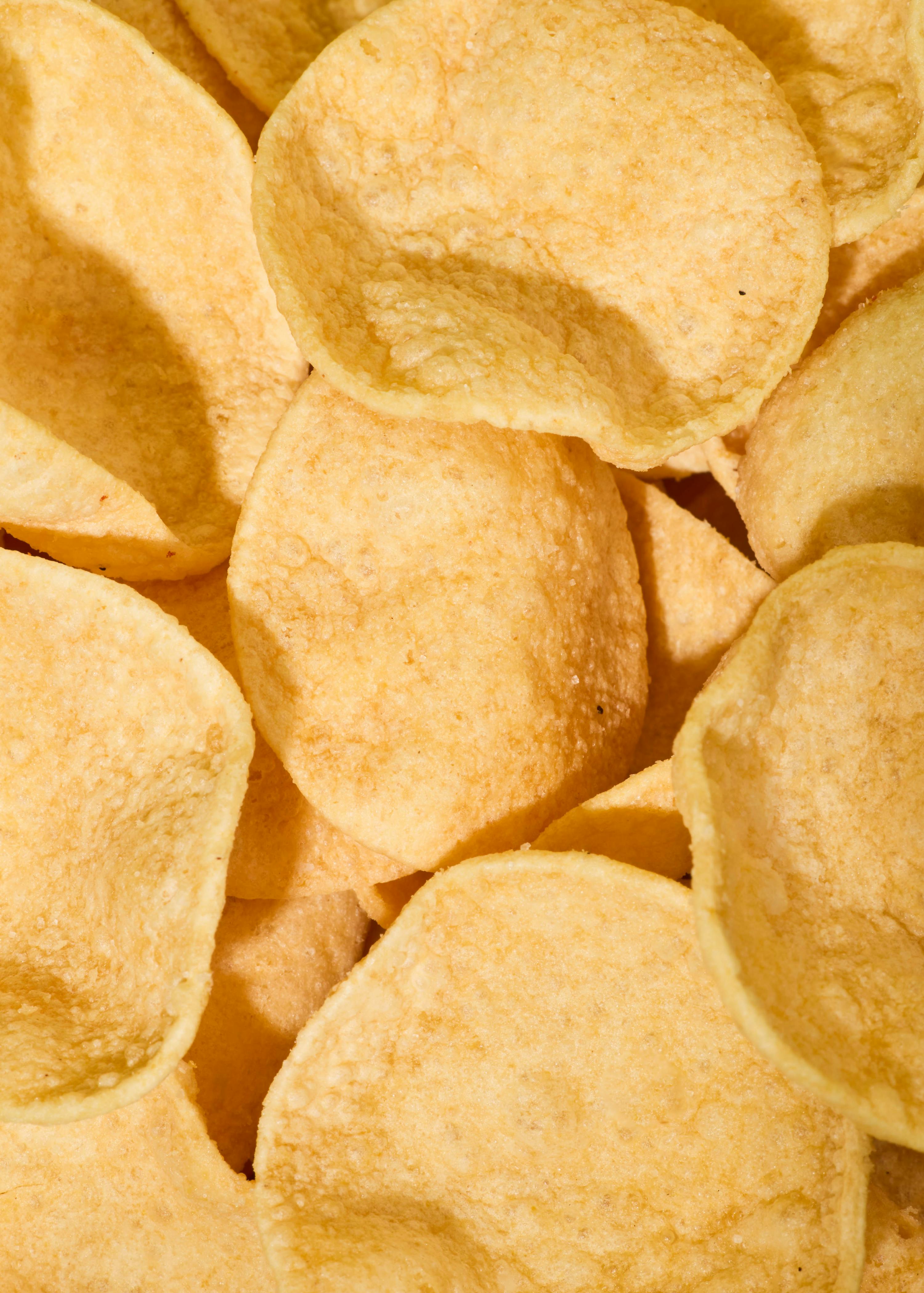 un tas de croustilles de pommes de terre empilées les unes sur les autres