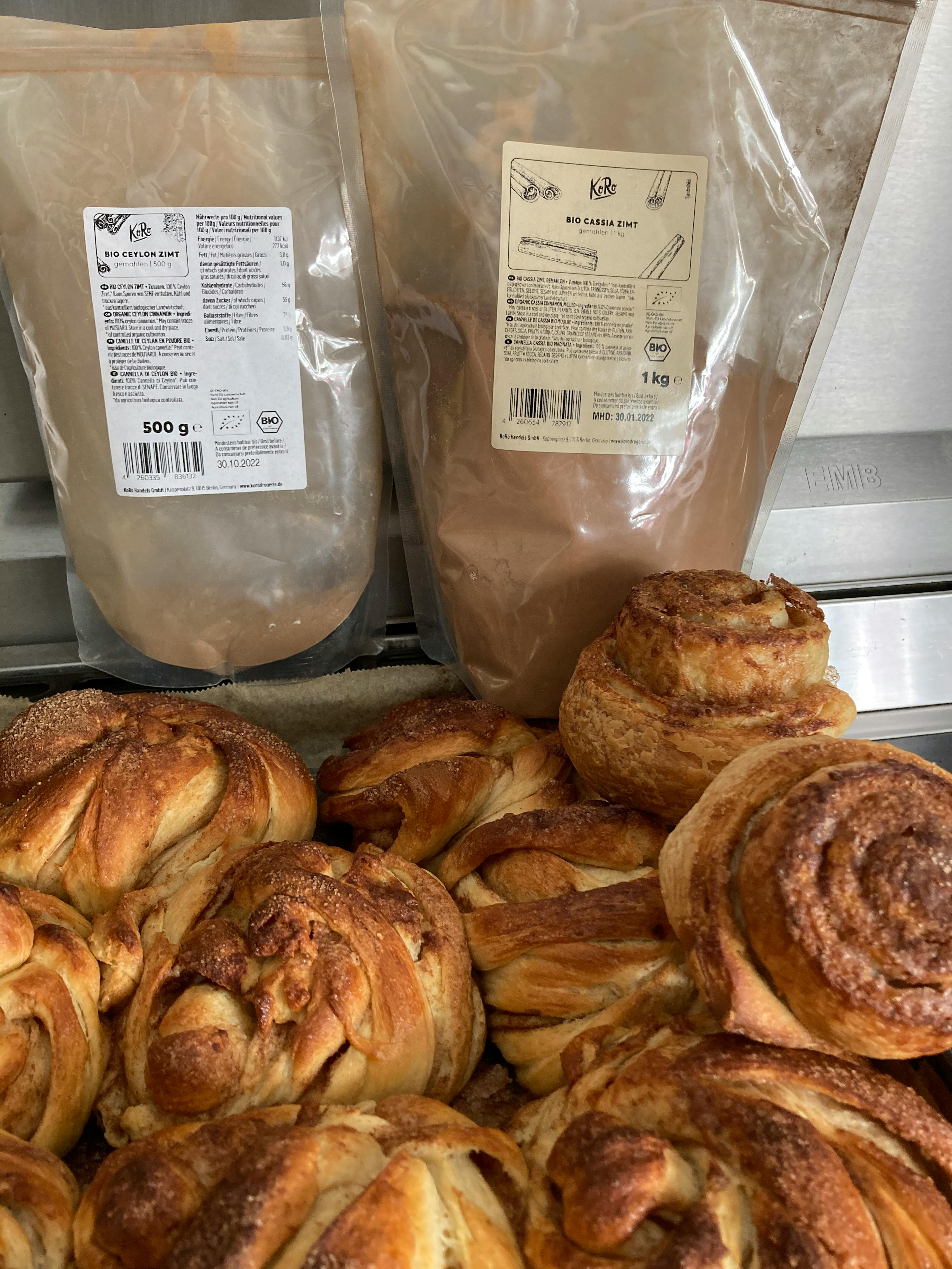 deux sacs de farine sont assis à côté d' un tas de pain