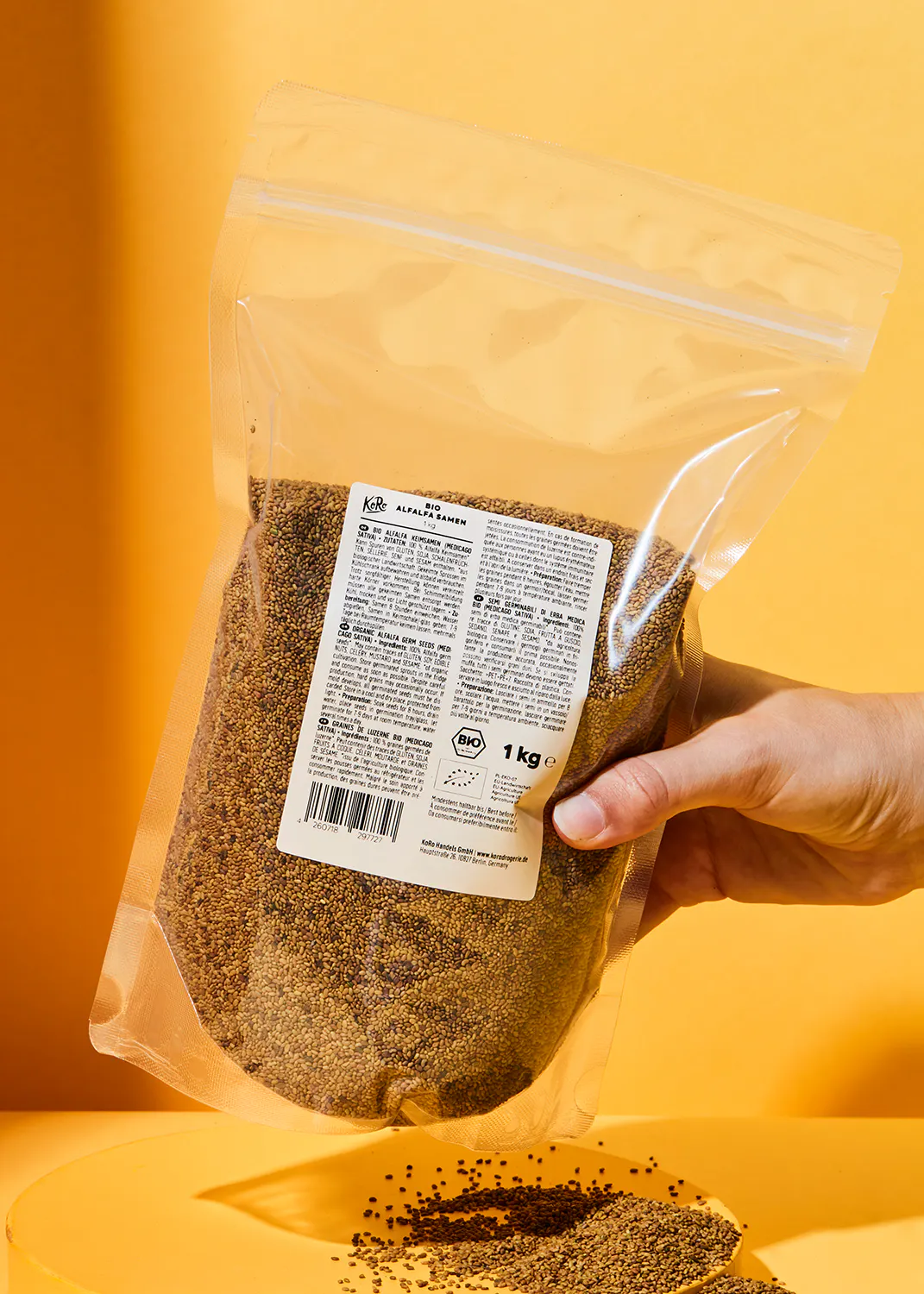 eine Person hält einen Plastikbeutel mit einem Etikett auf der Rückseite