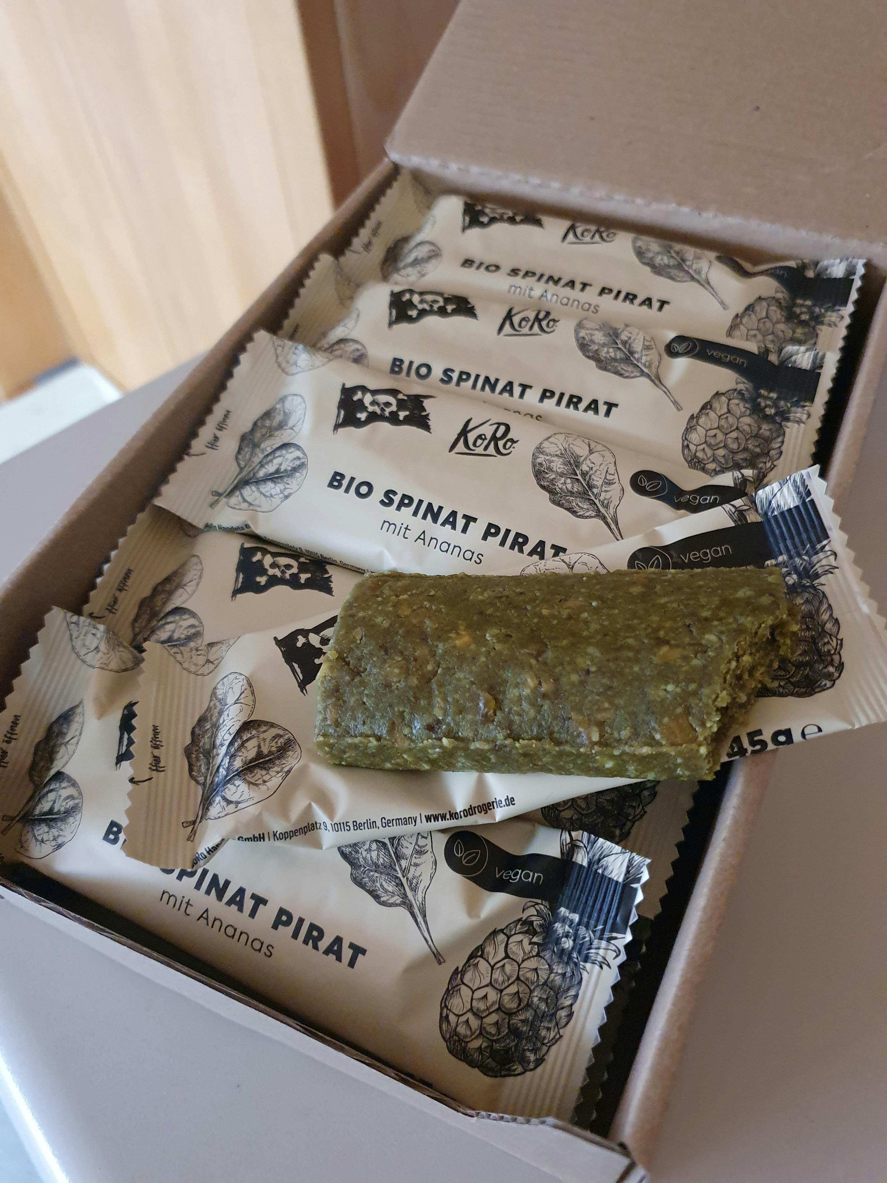 una scatola di barrette di spinaci bio con ananas