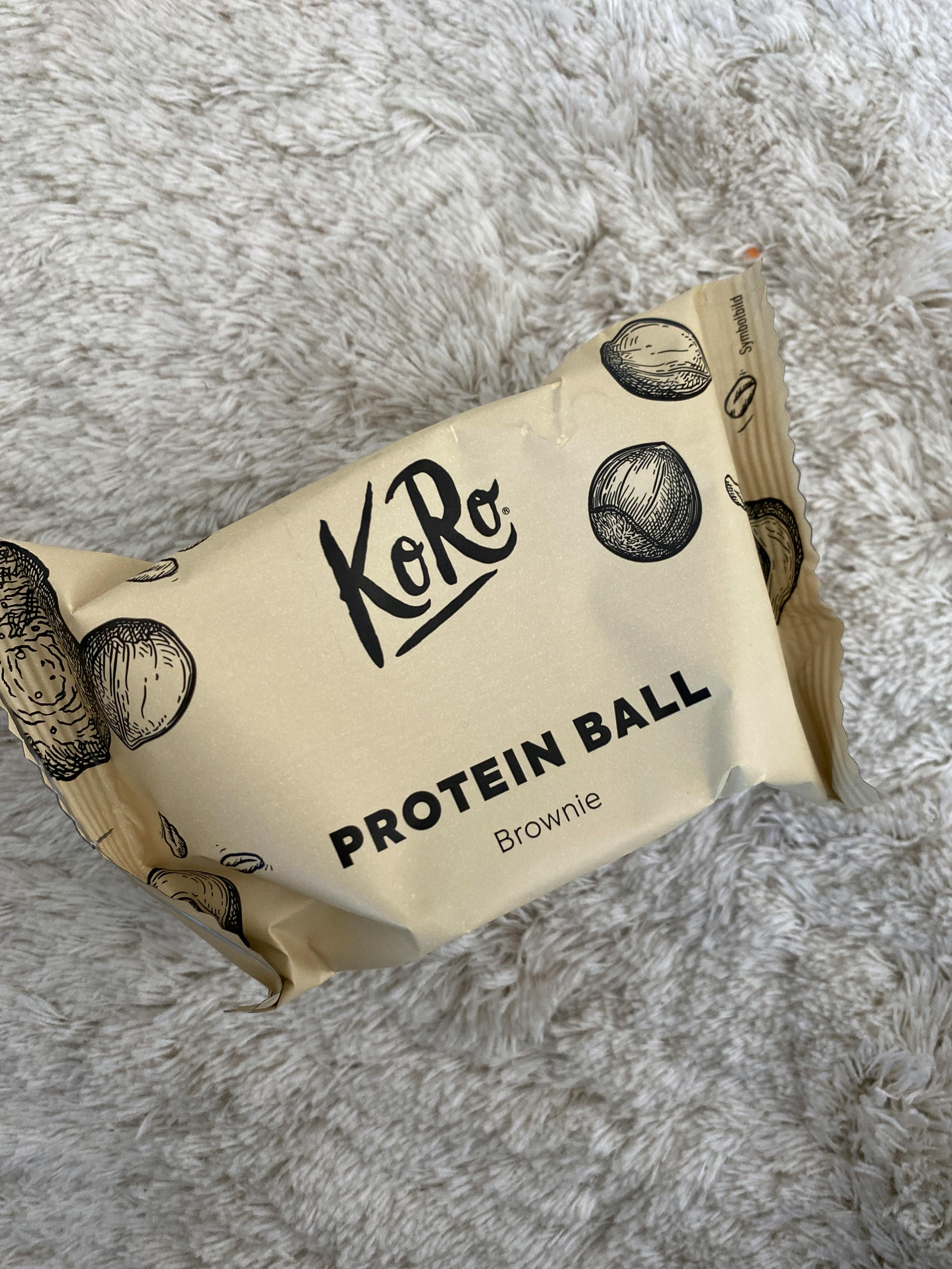 eine Tüte Kekse mit braunem Schokoladengeschmack liegt auf einer flauschigen Decke