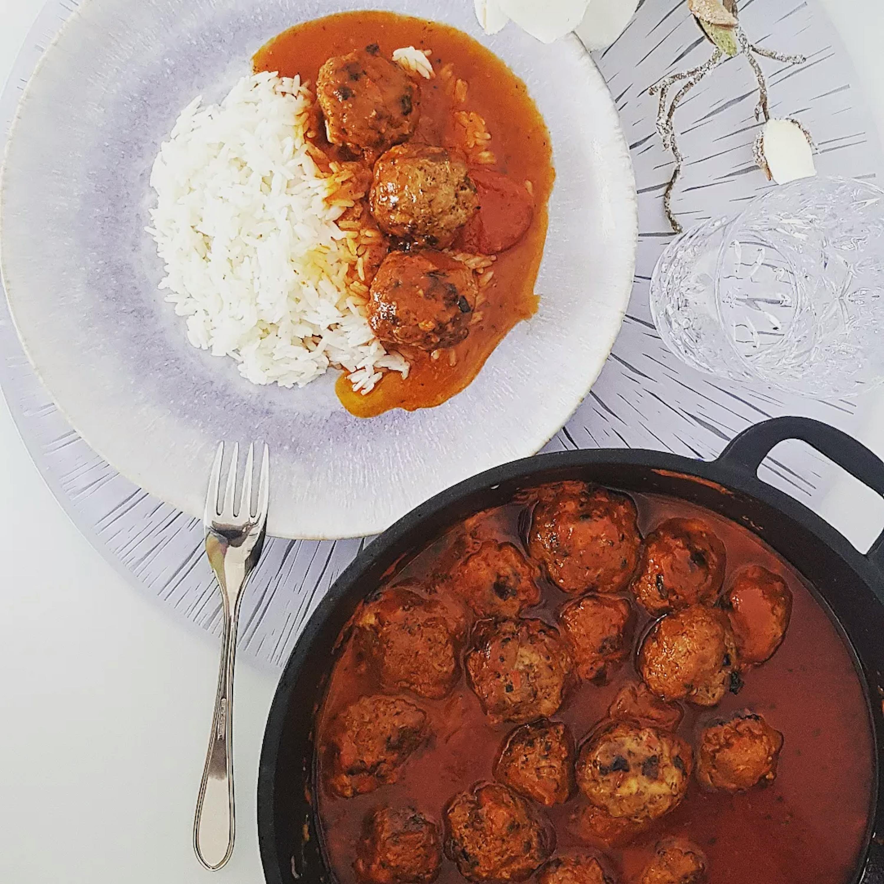 une assiette de riz et de boulettes de viande sur une table