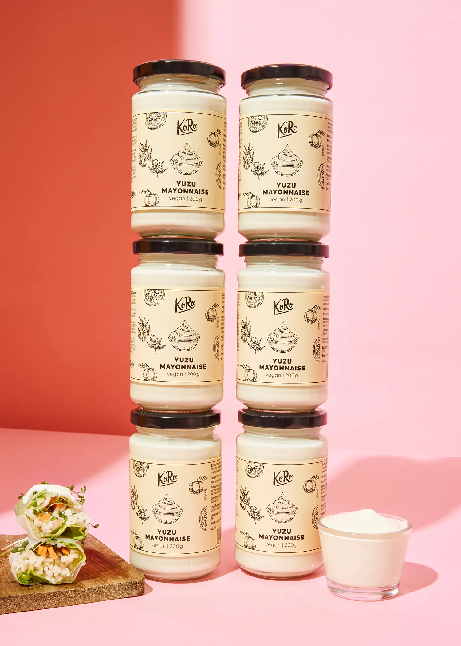 six pots de mayonnaise sont empilés les uns sur les autres