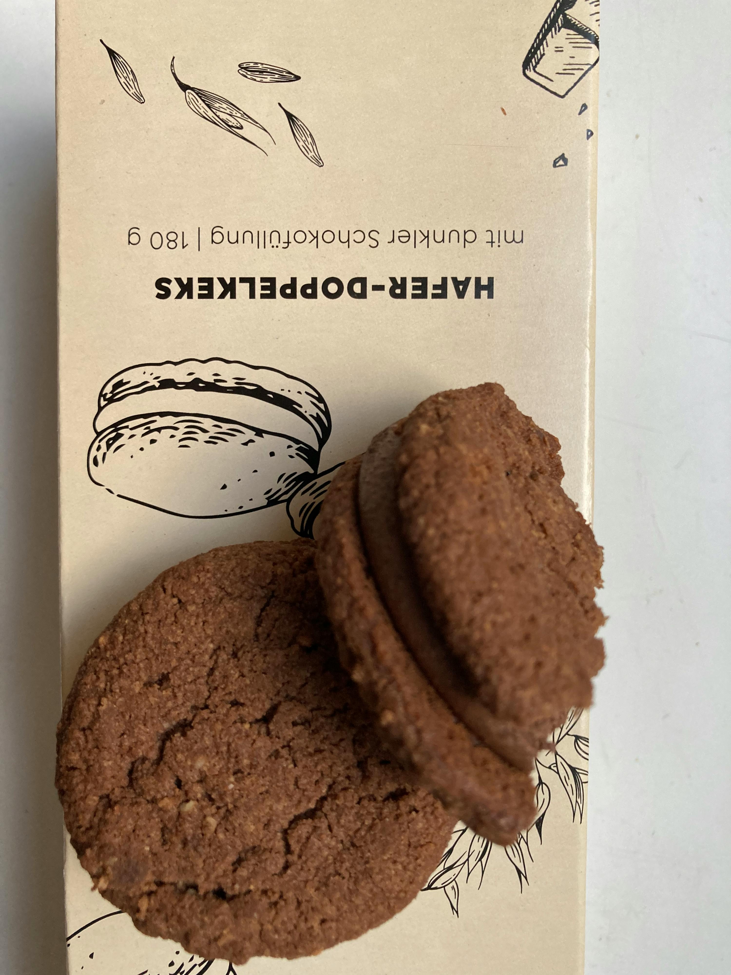 une boîte de biscuits à l' avoine avec une garniture au chocolat