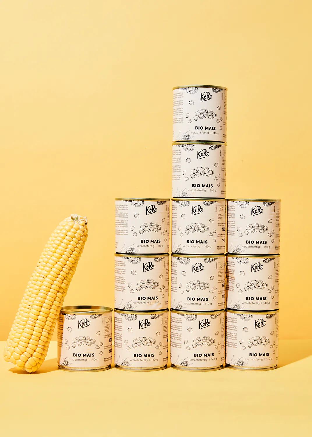 un tas de canettes de maïs empilées les unes sur les autres