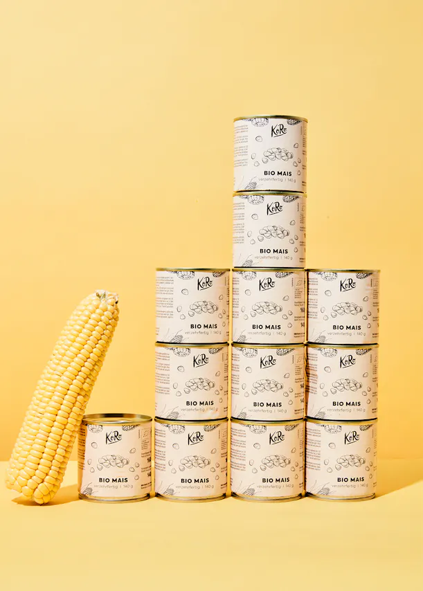 un tas de canettes de maïs empilées les unes sur les autres