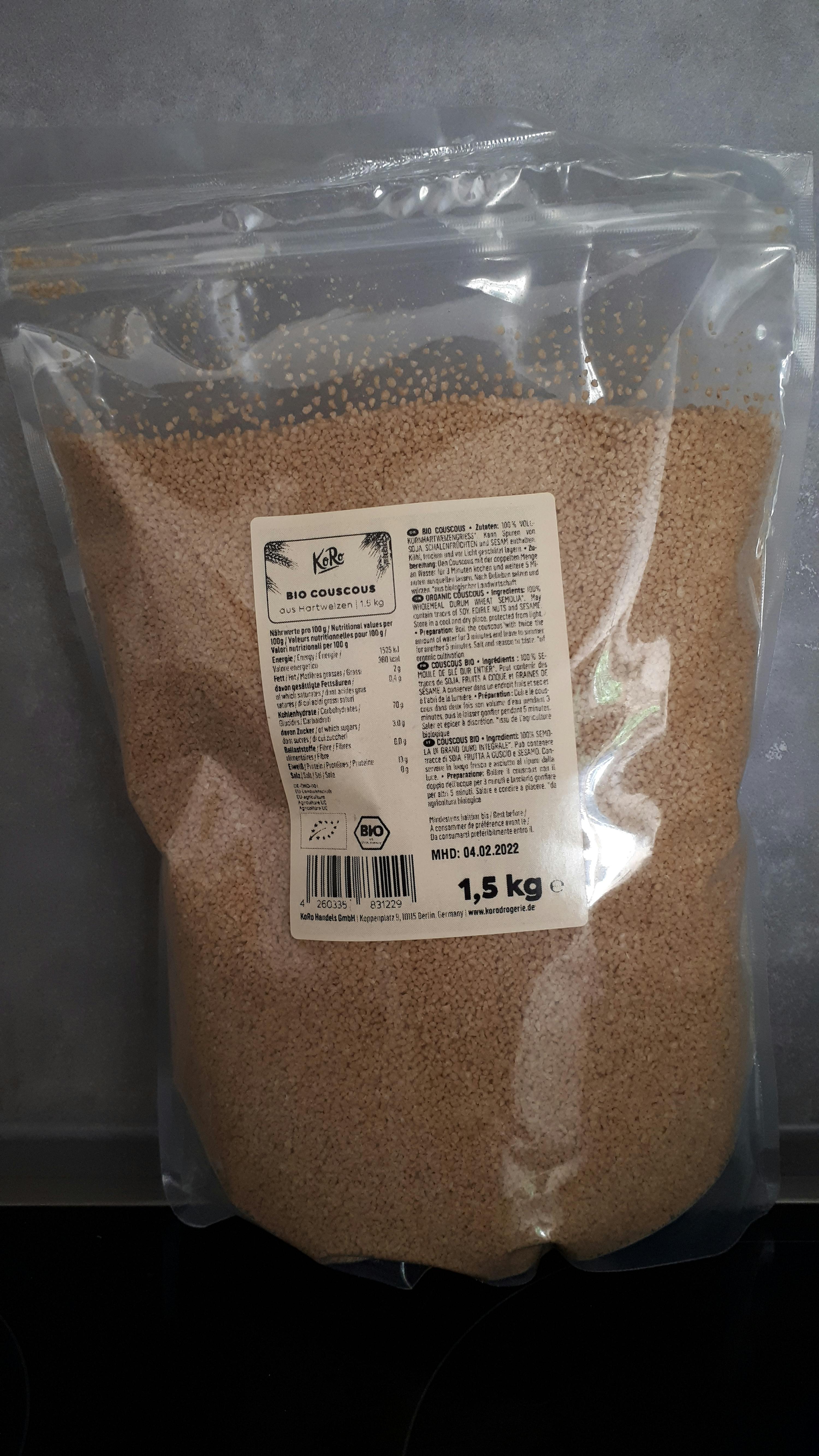 ein Plastikbeutel mit 1,5 kg braunem Pulver steht auf einem Tisch