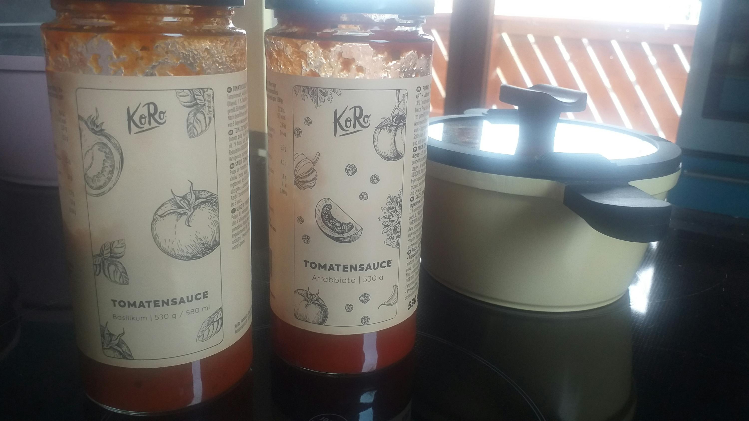 zwei Flaschen Tomatensauce stehen nebeneinander