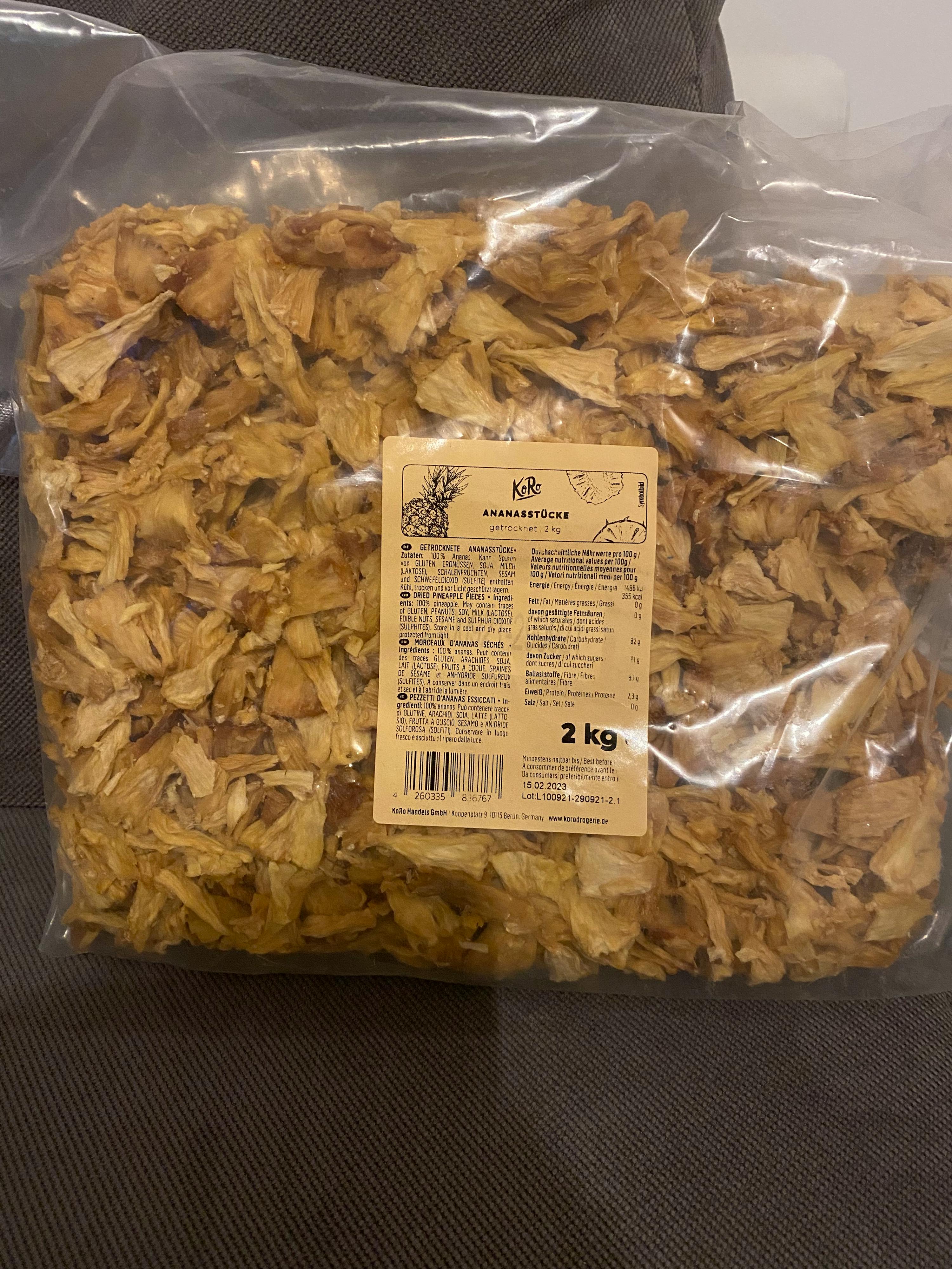 eine Tüte getrockneter Ananas liegt auf einem Tisch