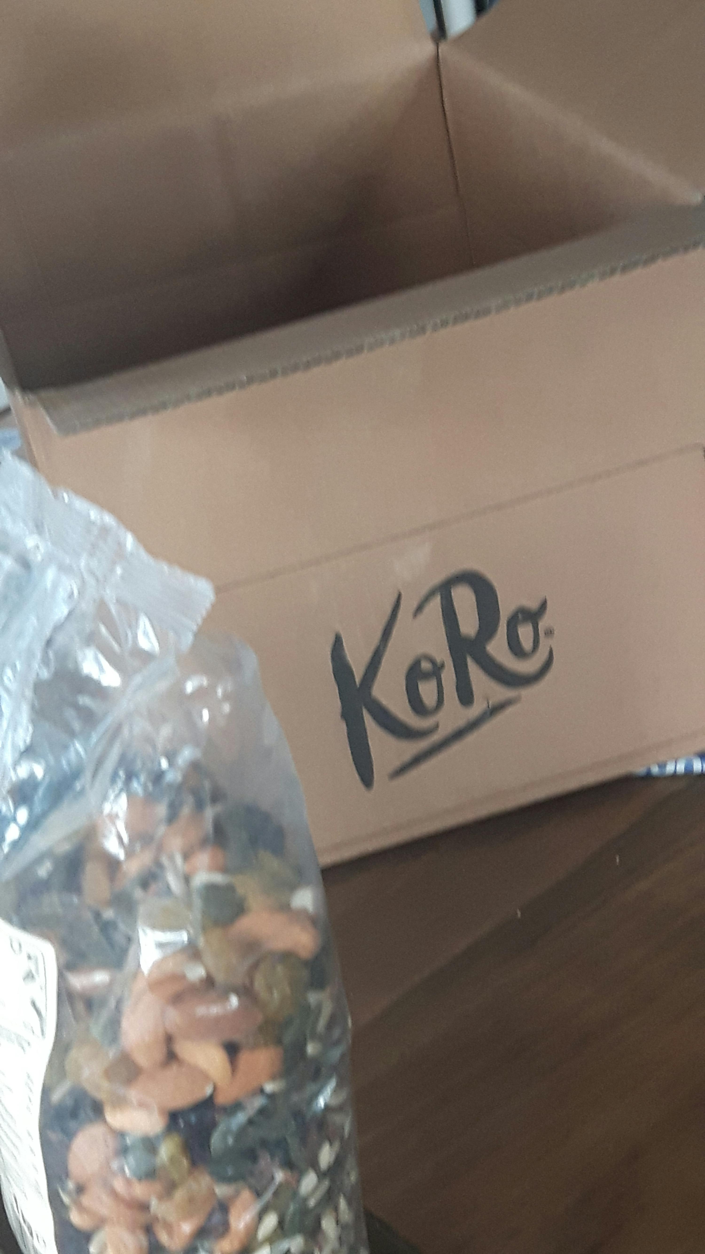 eine braune Kartonschachtel mit der Marke karo darauf