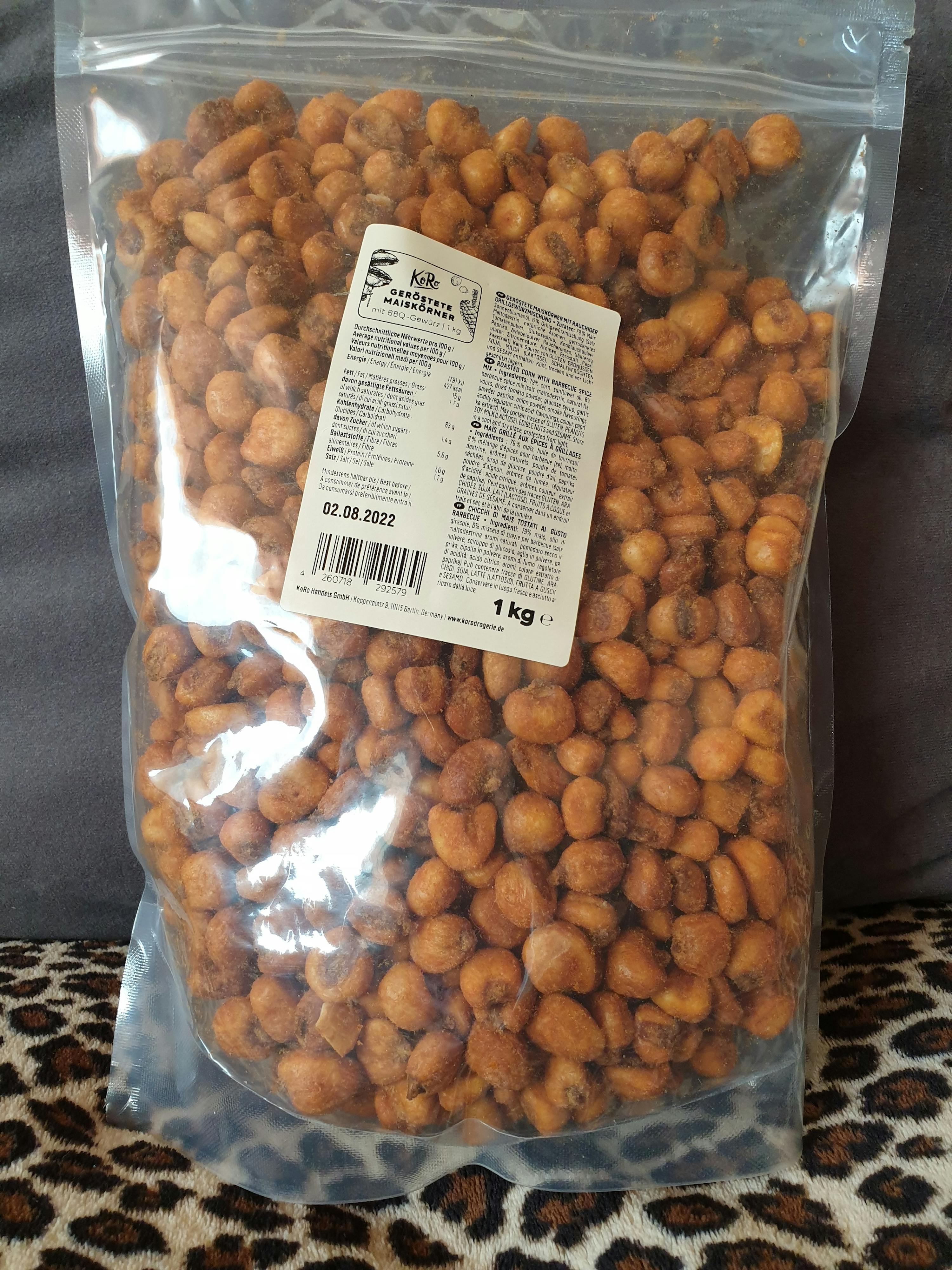 un sac en plastique rempli de cacahuètes avec une étiquette blanche