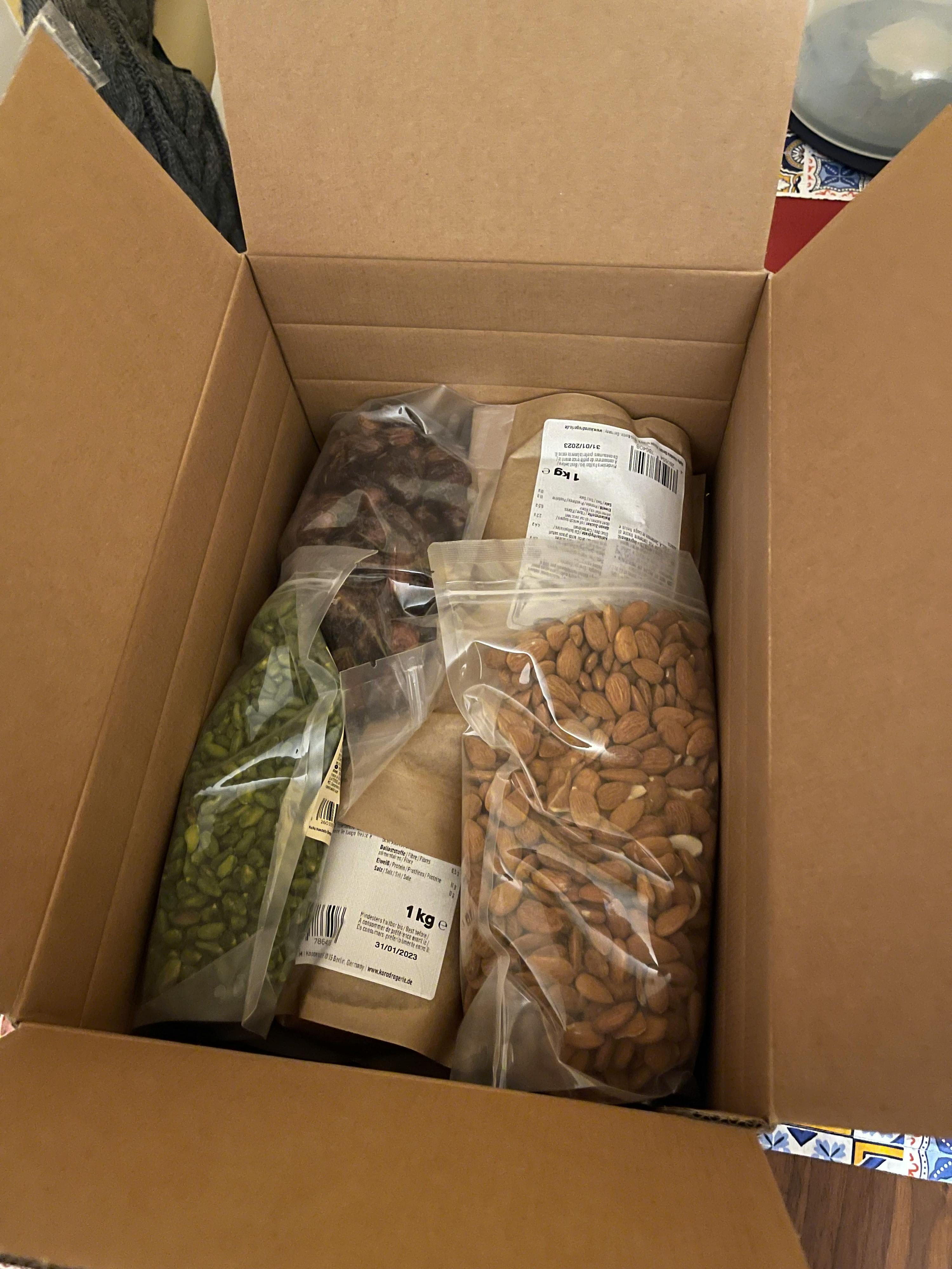 eine Schachtel gefüllt mit verschiedenen Erdnüssen und pistazien