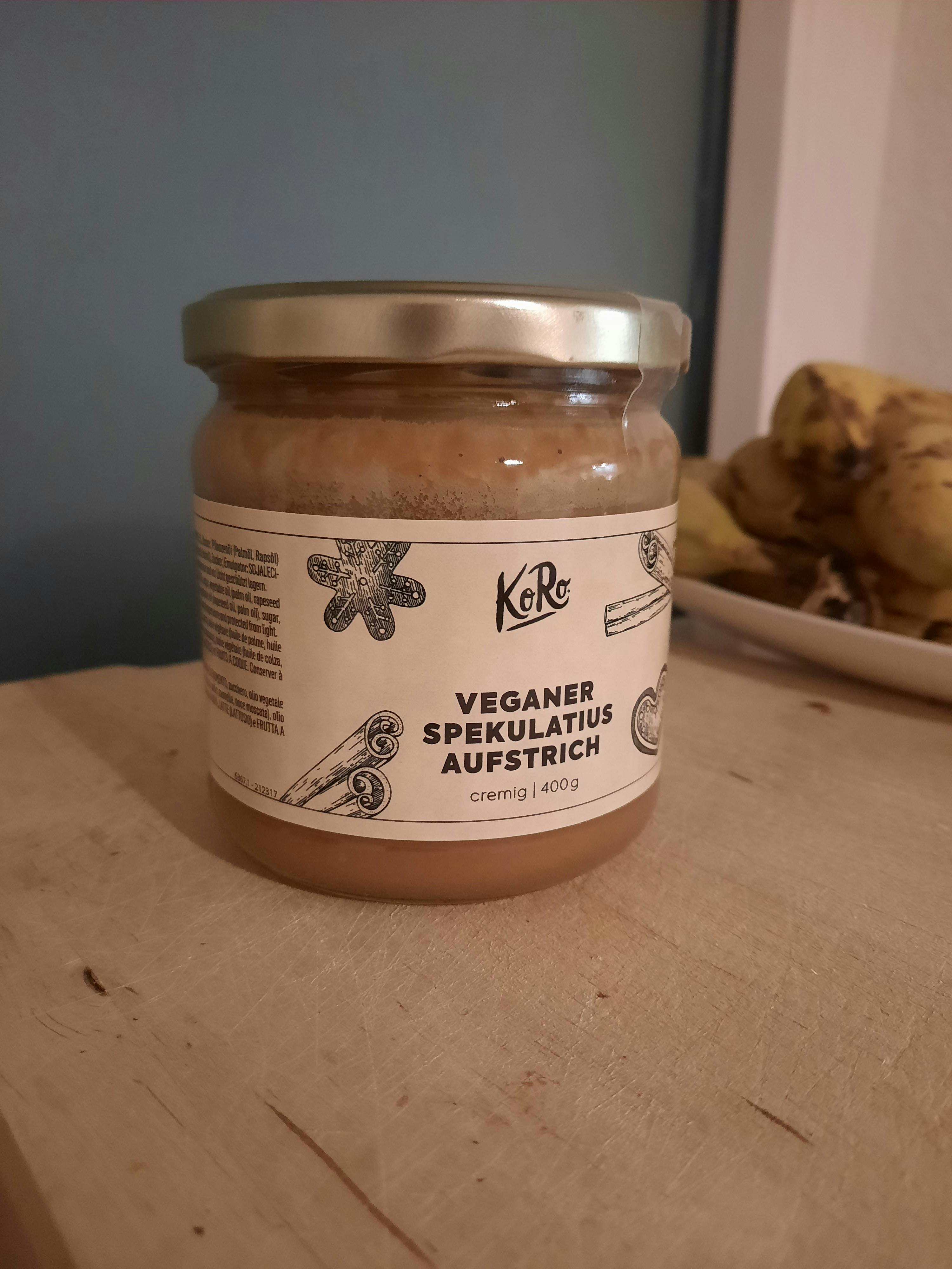 ein Glas mit einem weißen Aufkleber steht auf einem Holztisch