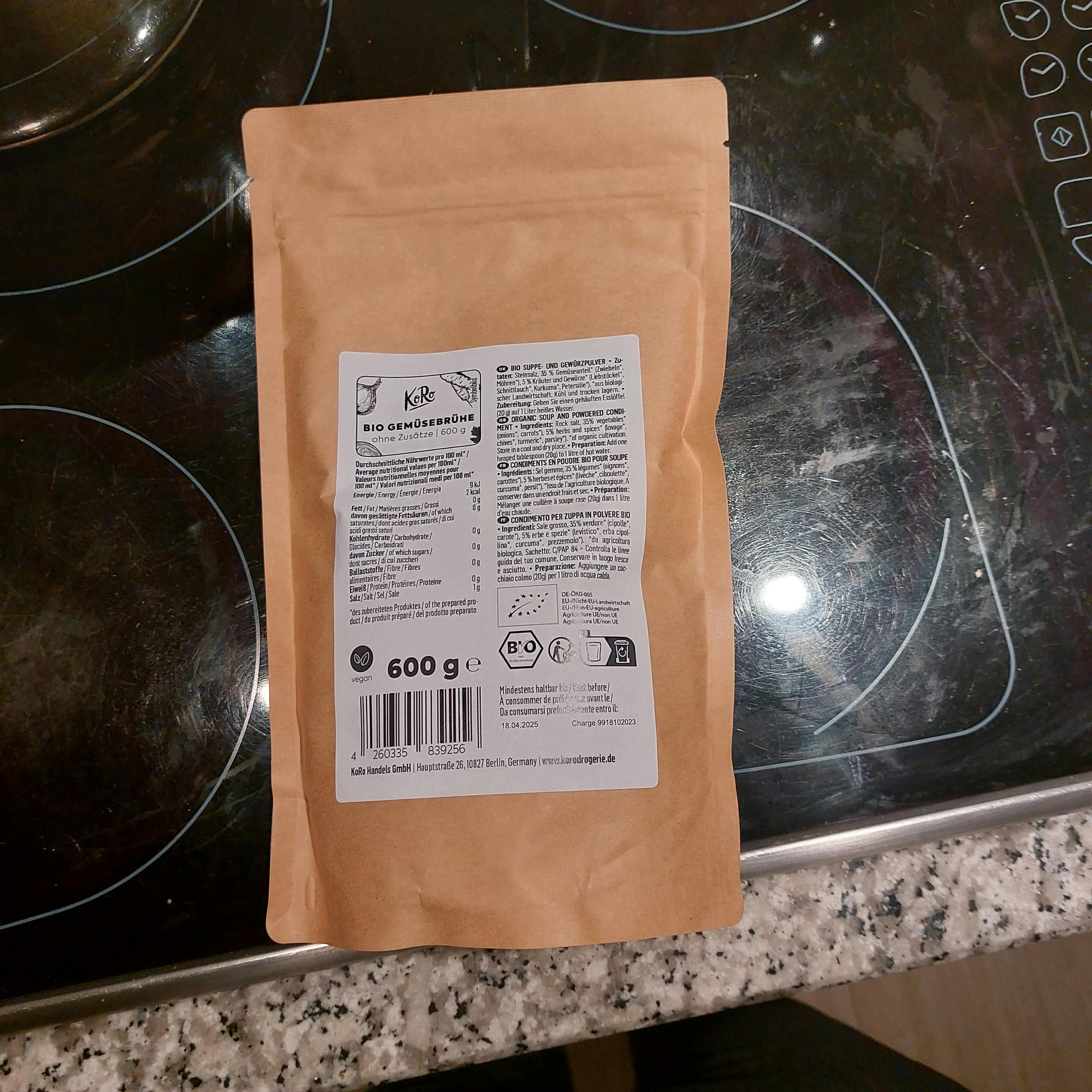 un sacchetto di cibo è seduto su un fornello