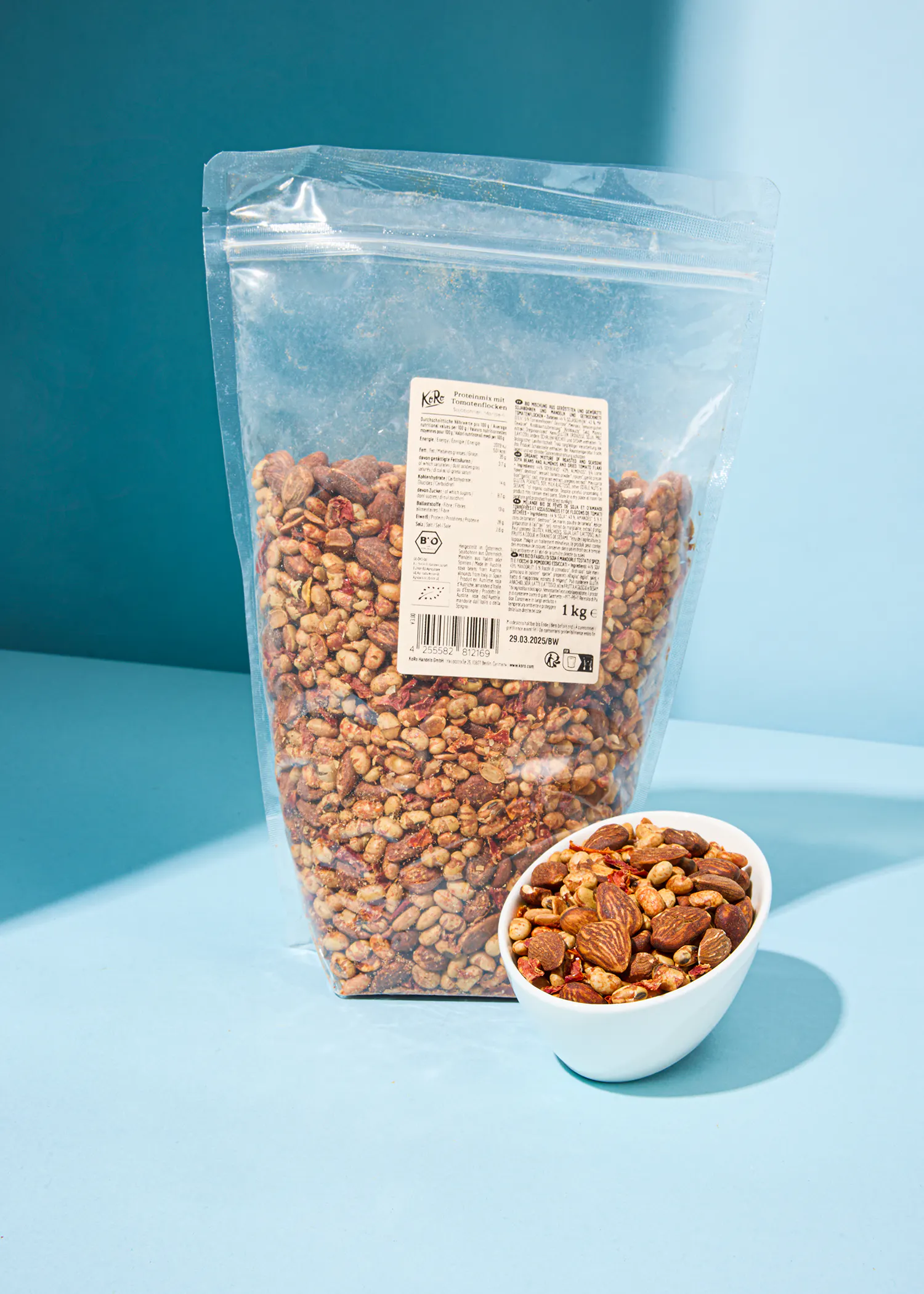 un sac de noix et un bol de noix sur une table bleue