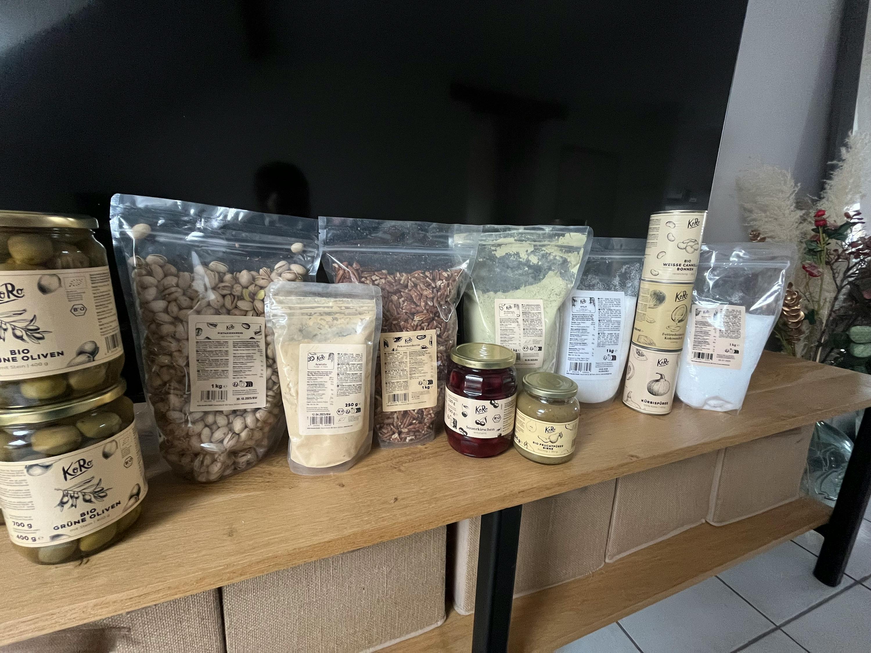 auf einem holztisch stehen verschiedene verpackte lebensmittel mit einem etikett , das sagt kirb