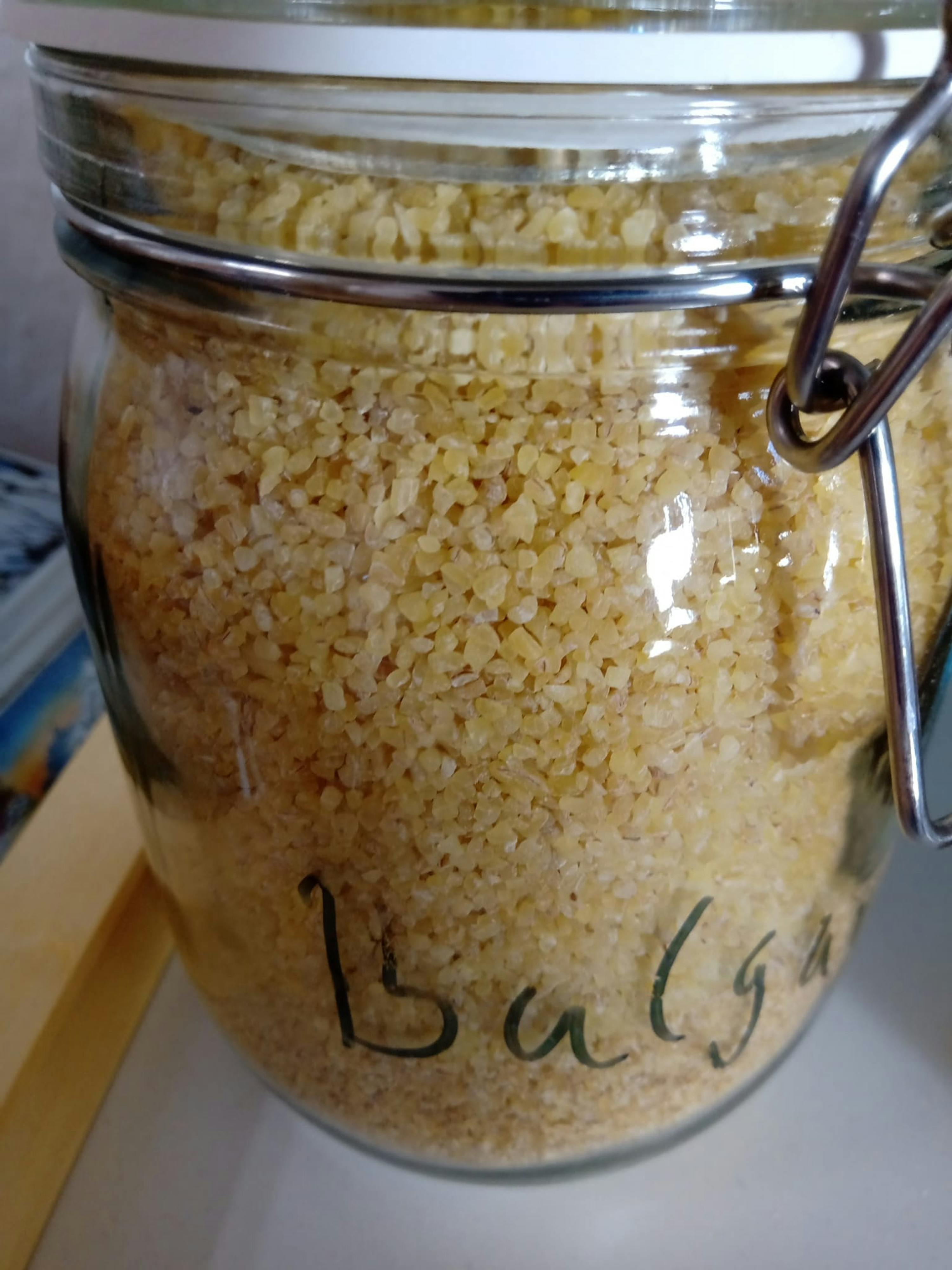 ein Glas gefüllt mit bulgarischem Reis steht auf einem Tisch