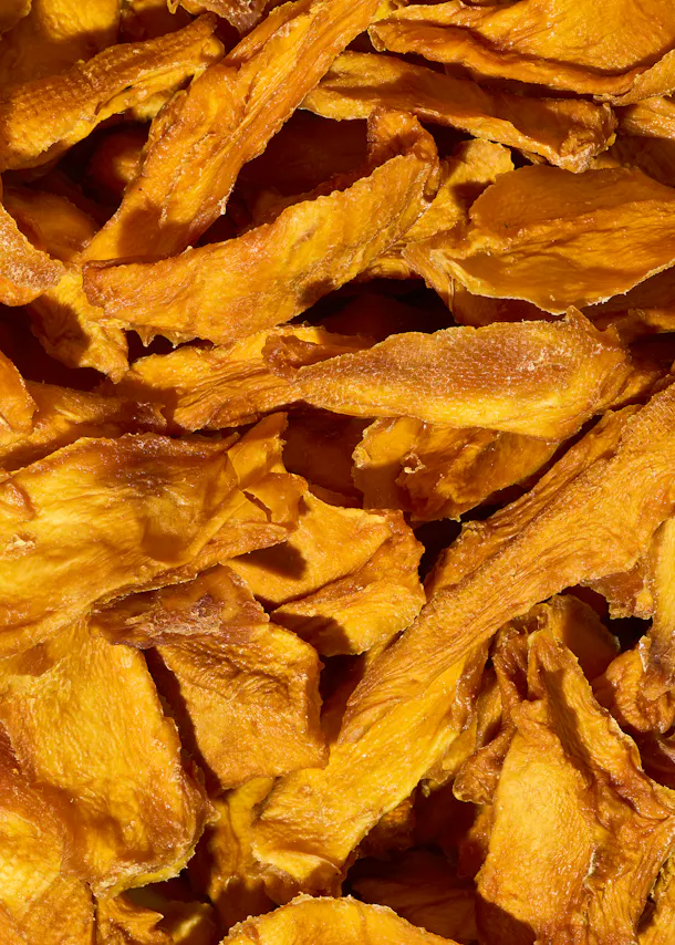 un gros plan d' une pile de frites de mangue