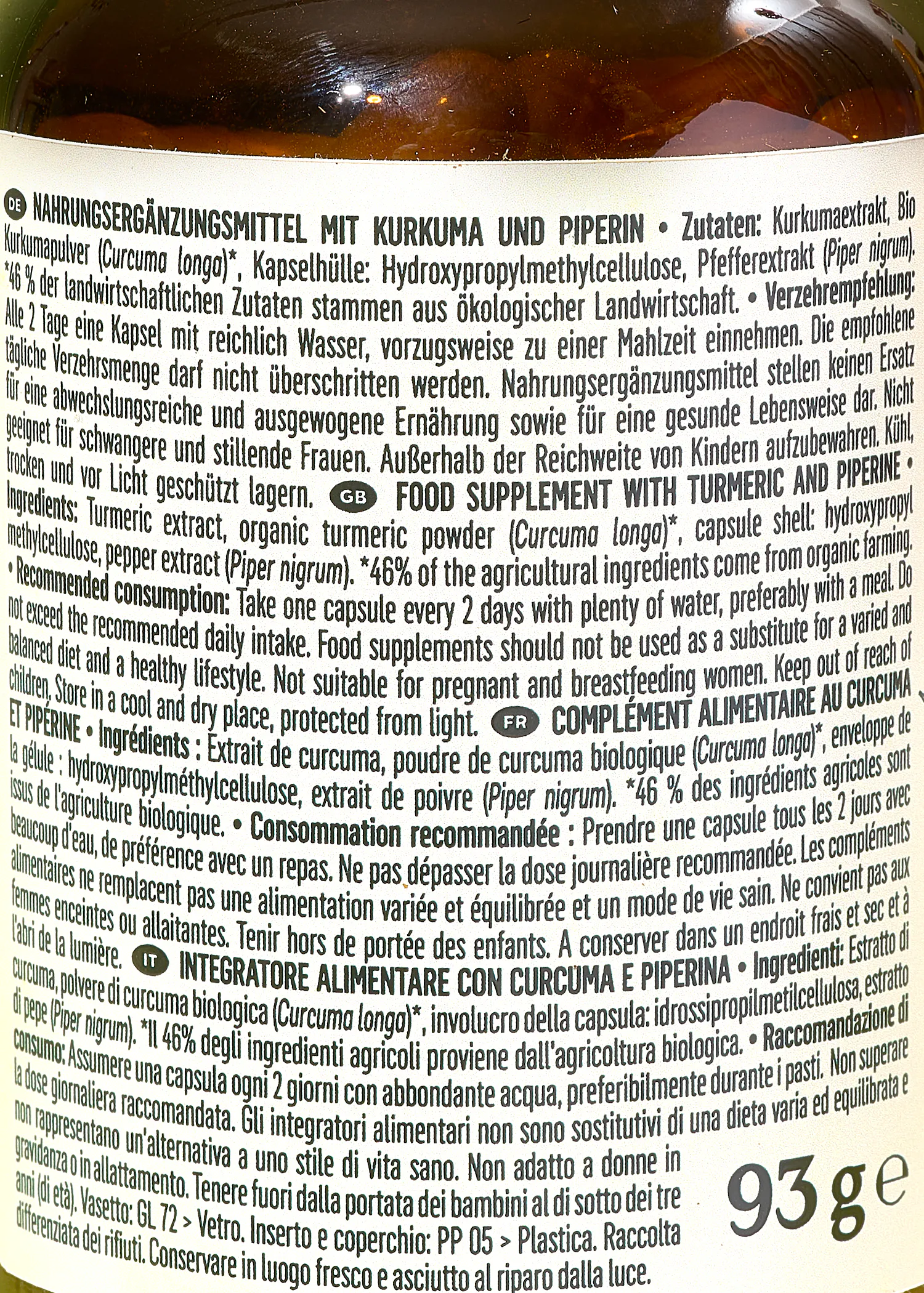une bouteille de complément alimentaire avec curcuma et piperine