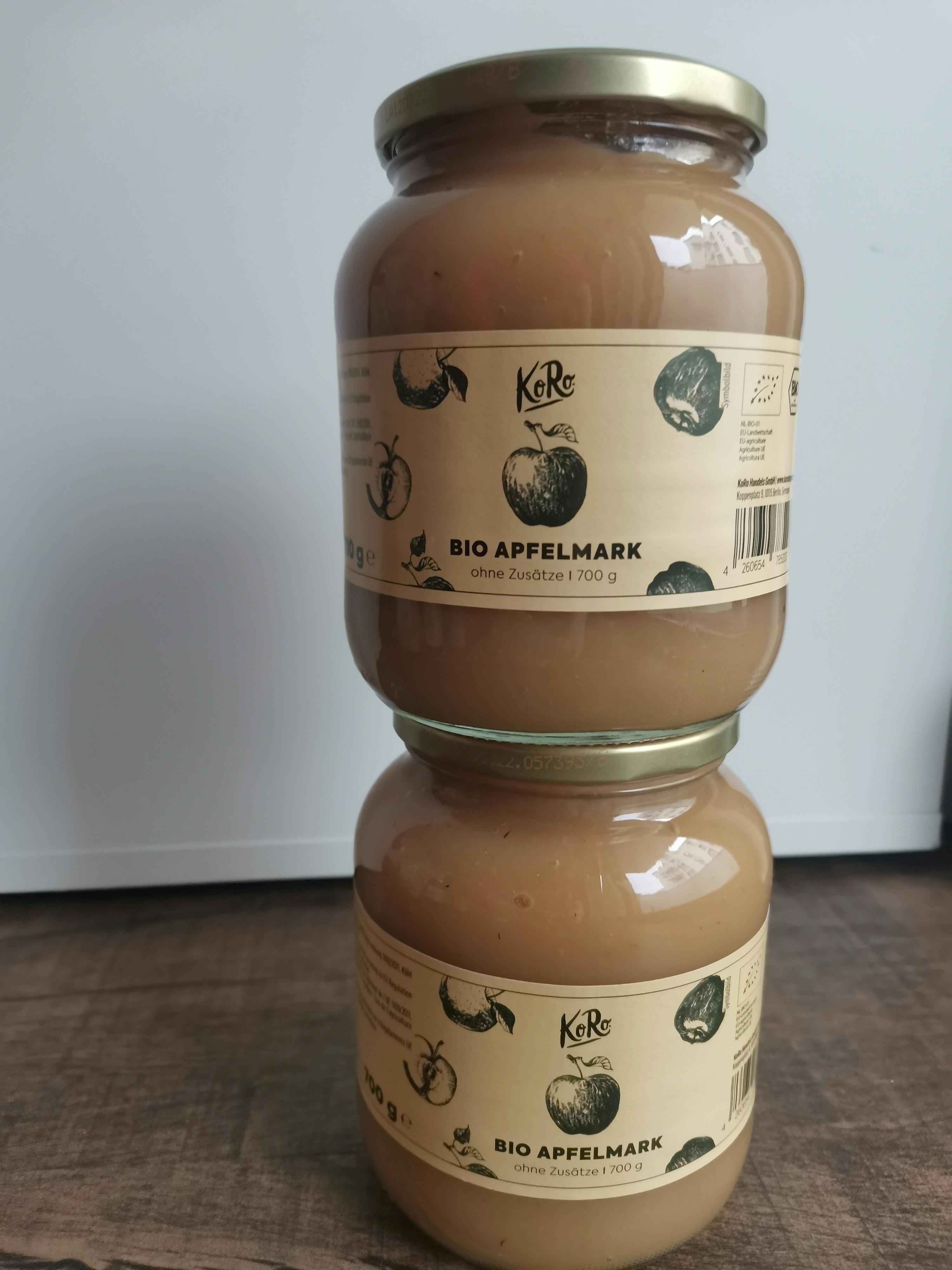 due barattoli di cibo bio sono impilati uno sopra l' altro