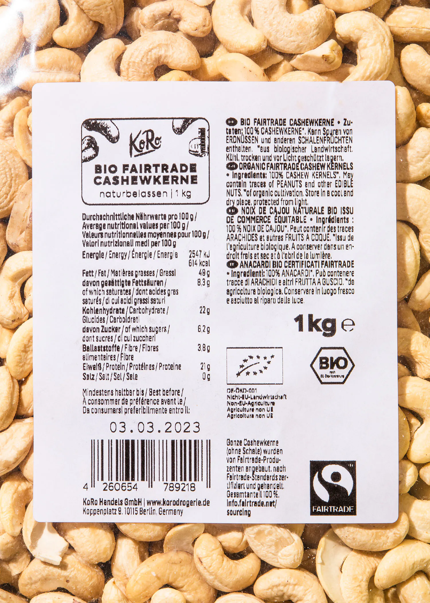 un gros plan d' une étiquette de noix de cajou bio