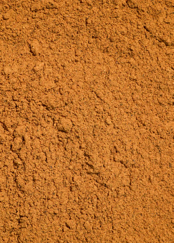 Nahaufnahme eines Haufens brauner Erde