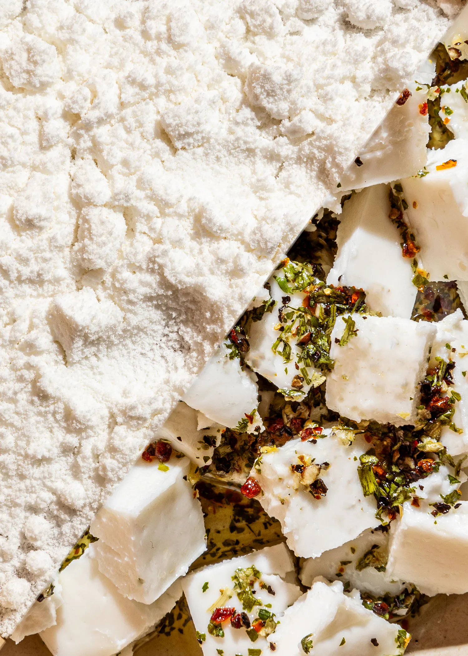 un gros plan d' un morceau de fromage avec de la farine dessus