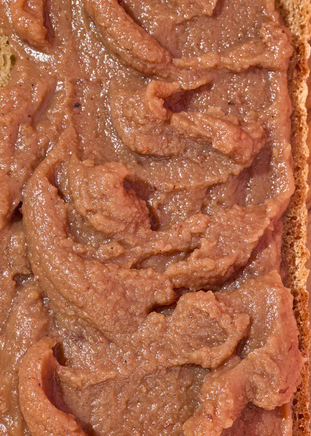 ein Stück Brot mit Erdnussbutter darauf