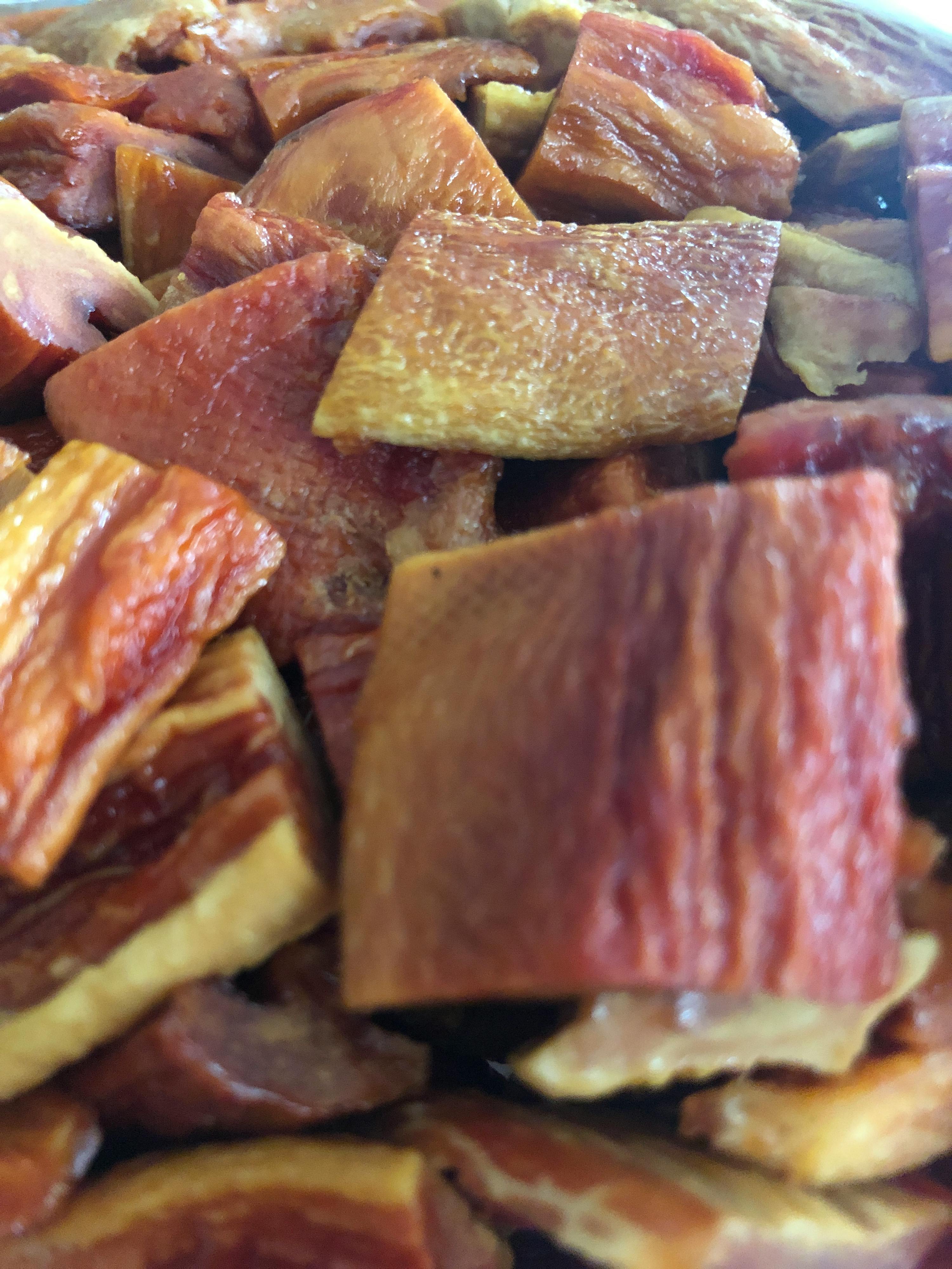 eine Nahaufnahme eines Haufens getrockneter Bananen