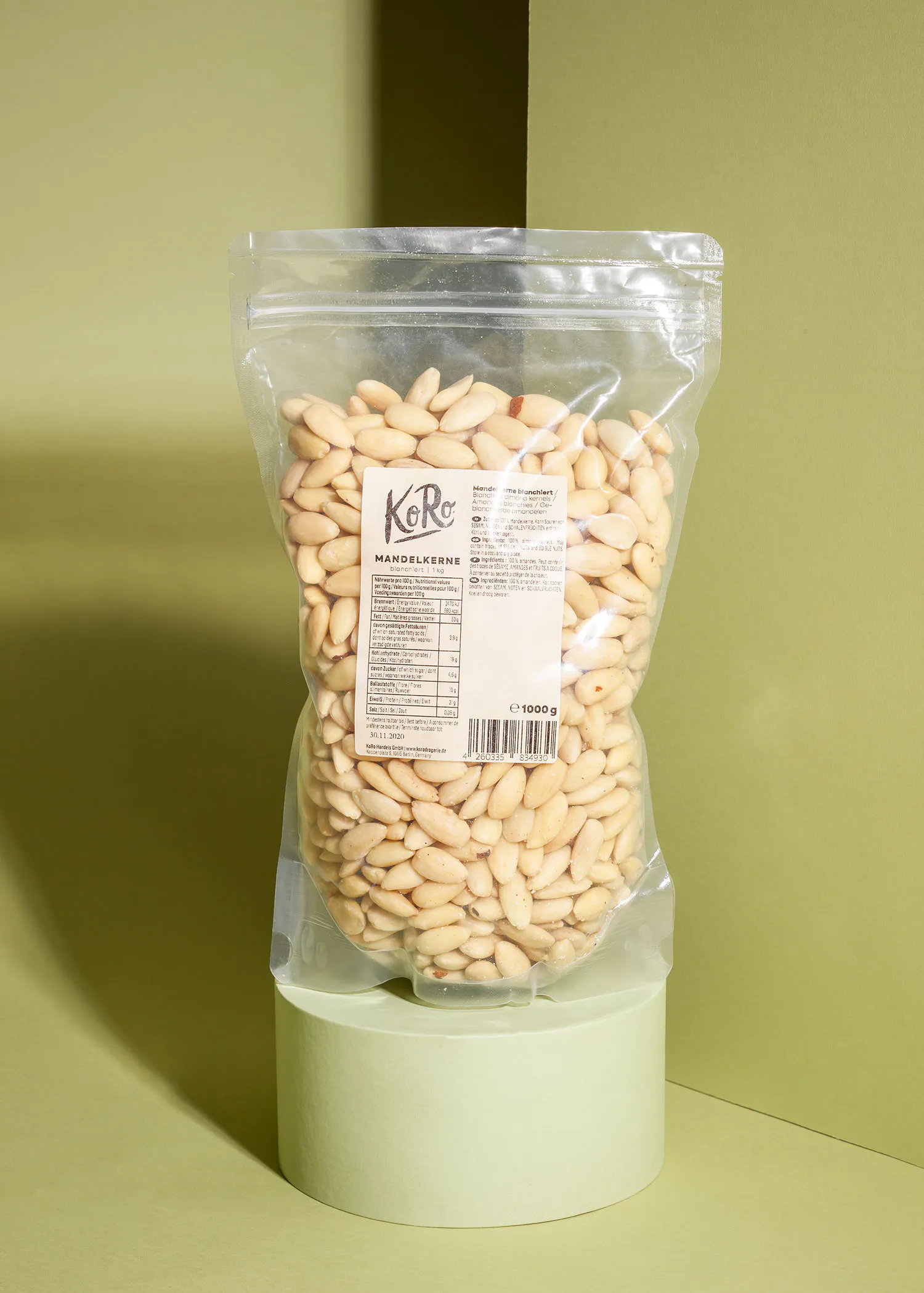 un sac en plastique rempli d' amandes blanches avec une étiquette ko ro