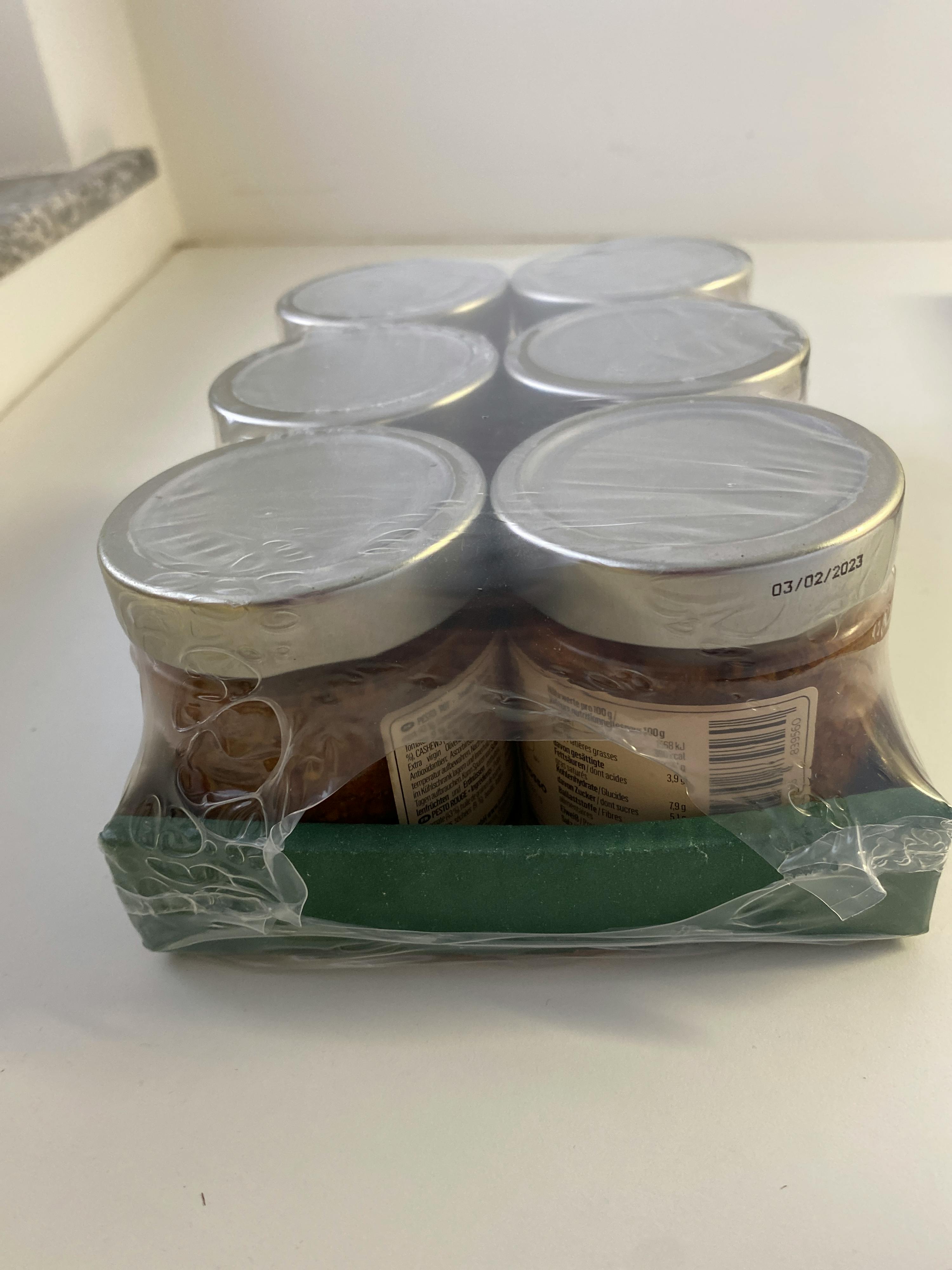 un pacco di barattoli di cibo è avvolto in plastica e la data di scadenza è 03/02/2021