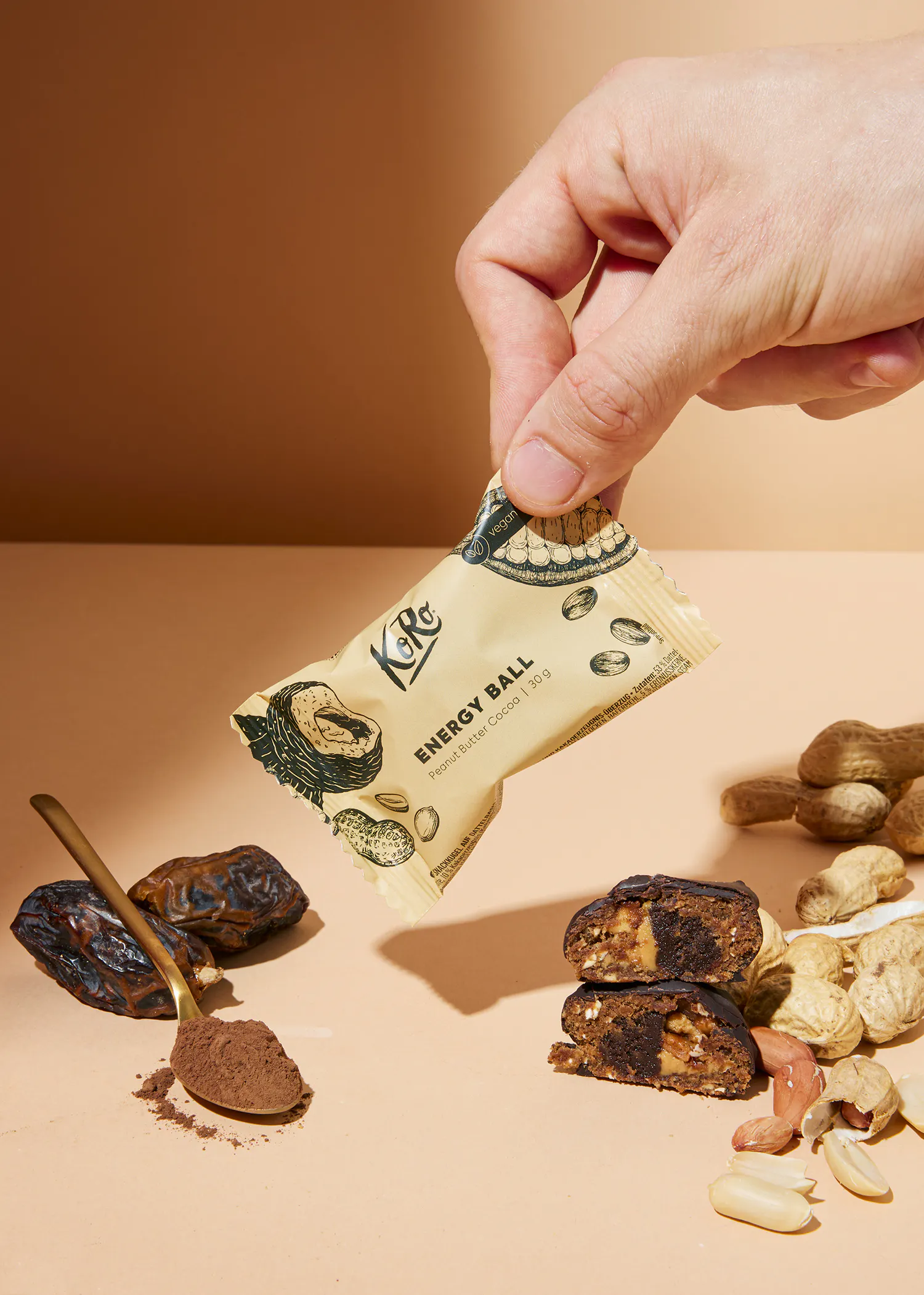 eine person hält einen energieball in der hand