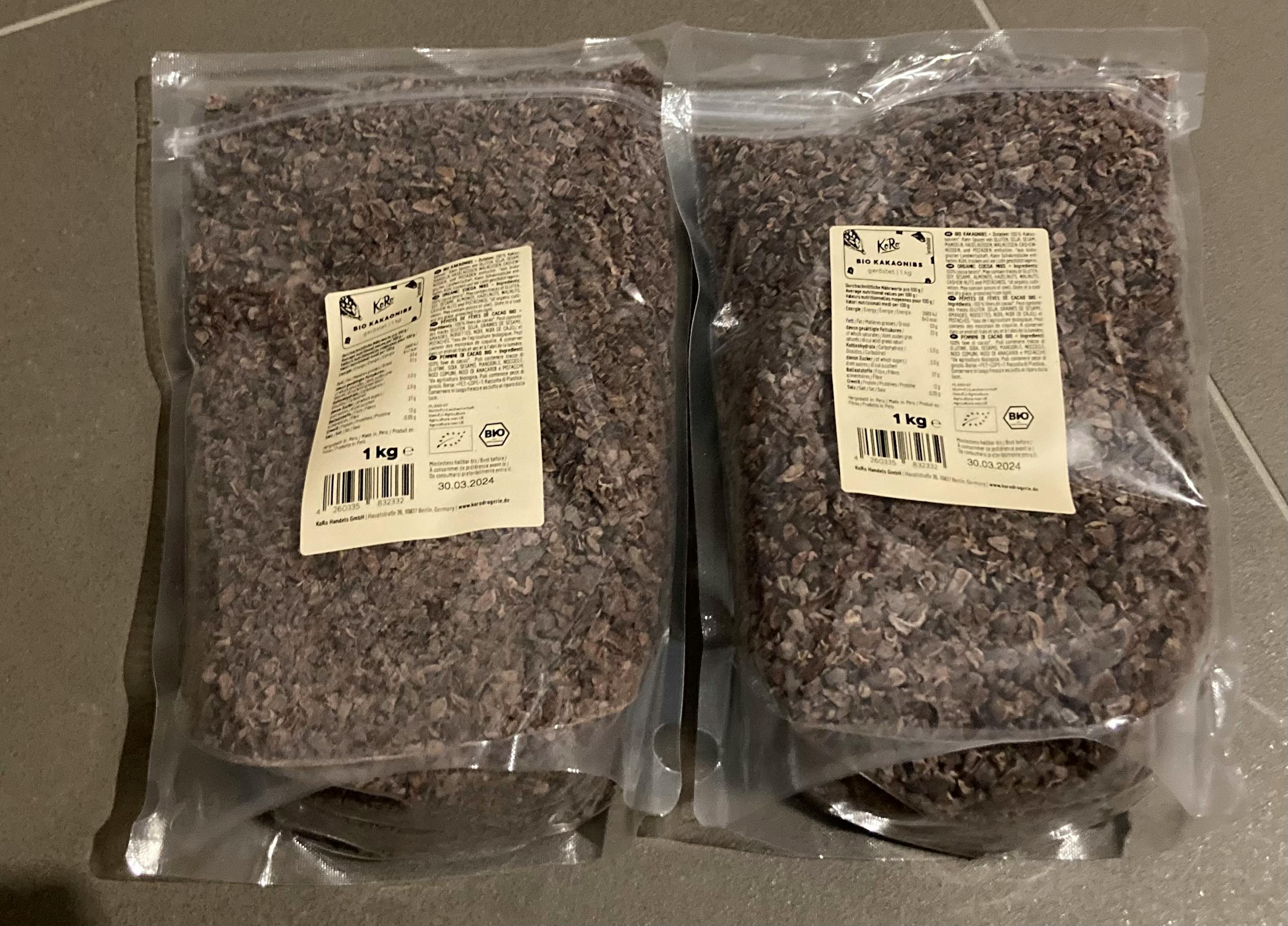 deux sacs de cacahuètes sont posés sur un sol