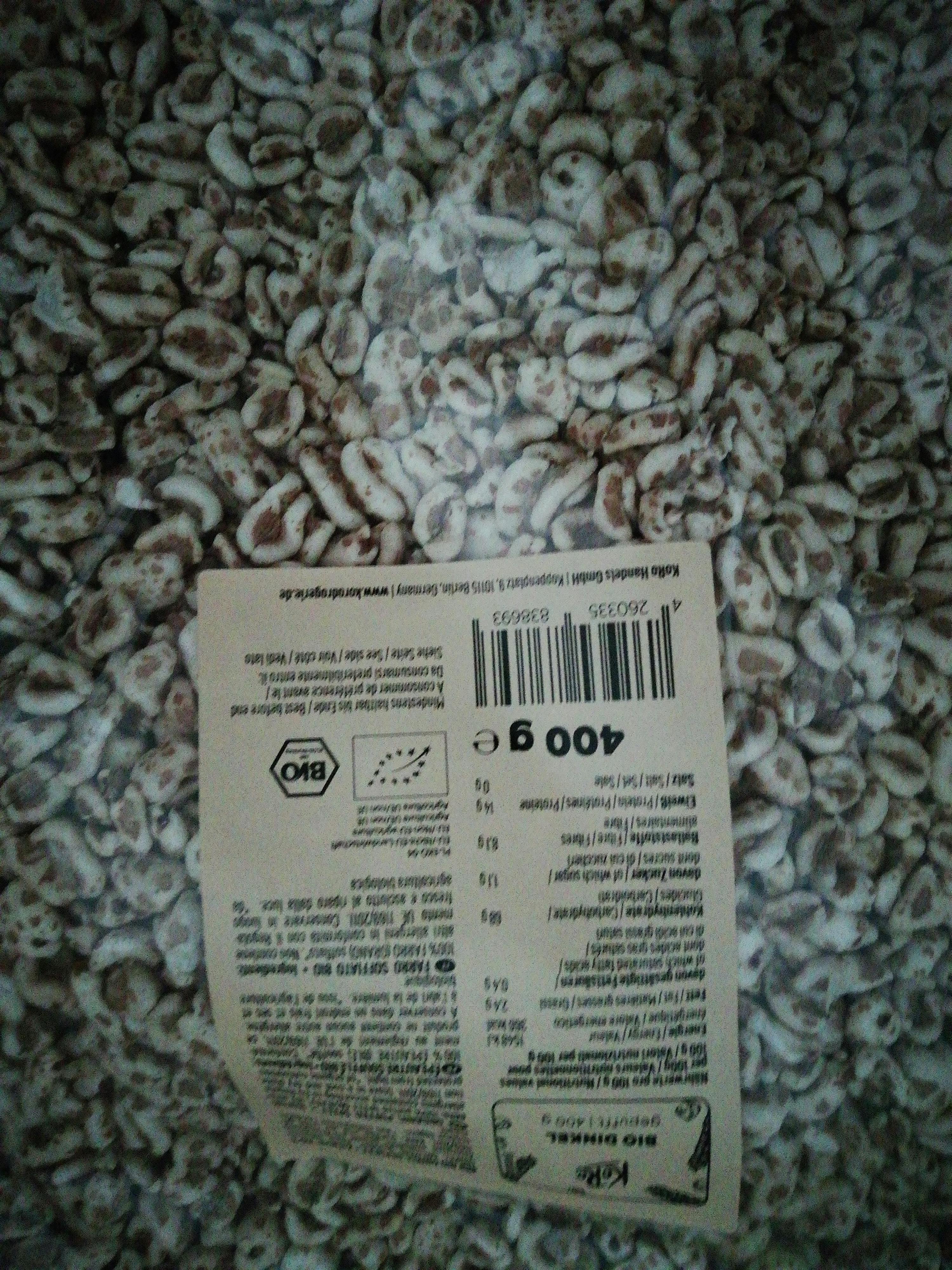 ein Etikett auf einem Haufen Kaffeebohnen