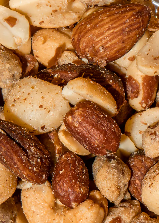 eine Nahaufnahme einer Mischung aus Erdnüssen und Pekannüssen