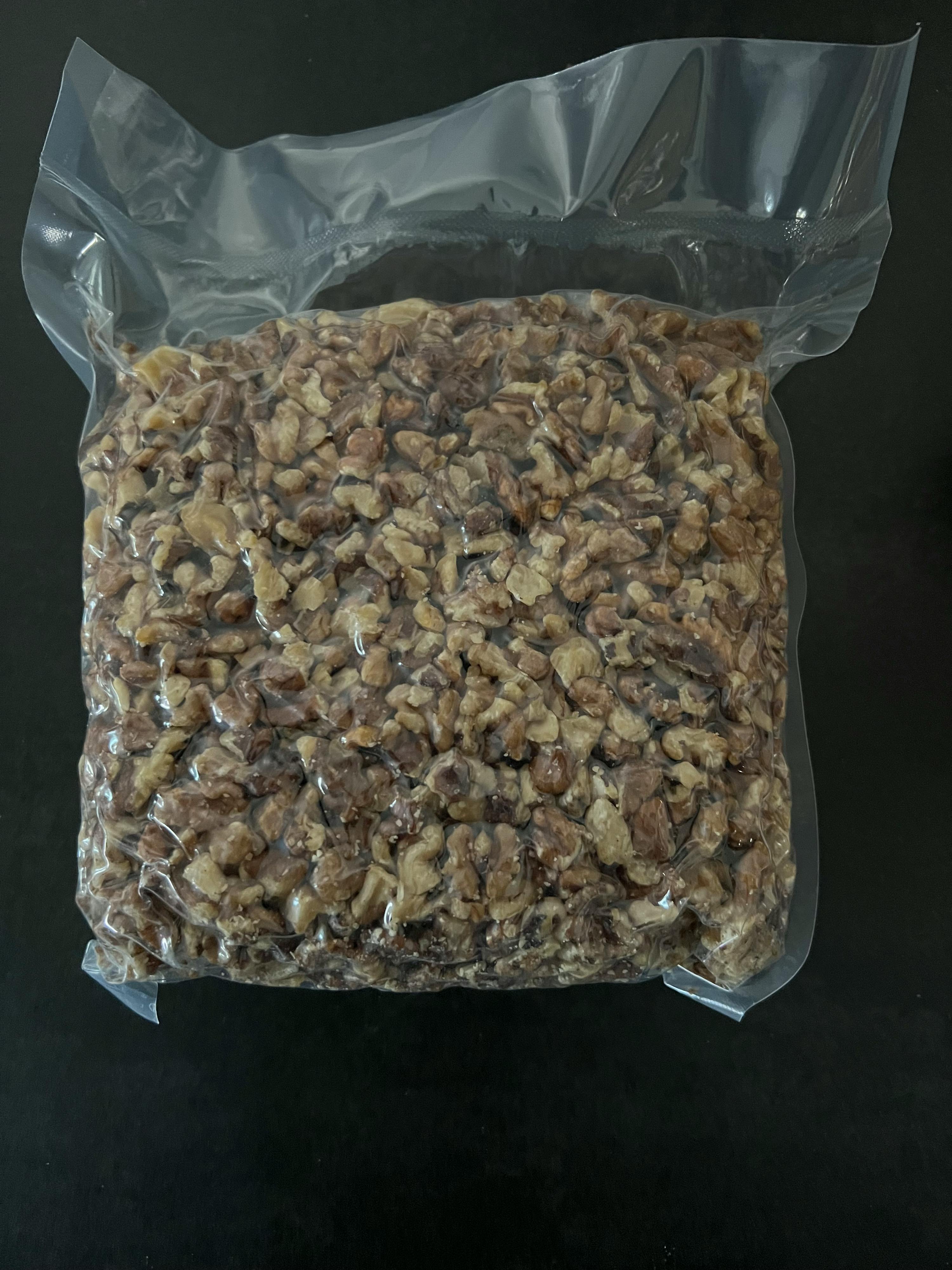 un sac en plastique rempli de noix se trouve sur une table