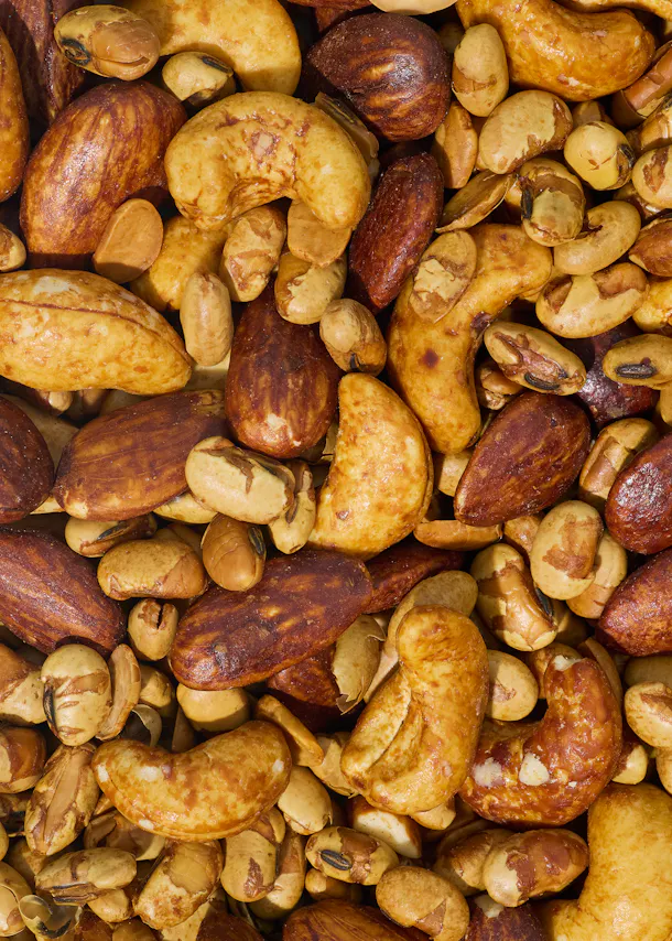 un gros plan d' un tas de noix de cajou et d' amandes