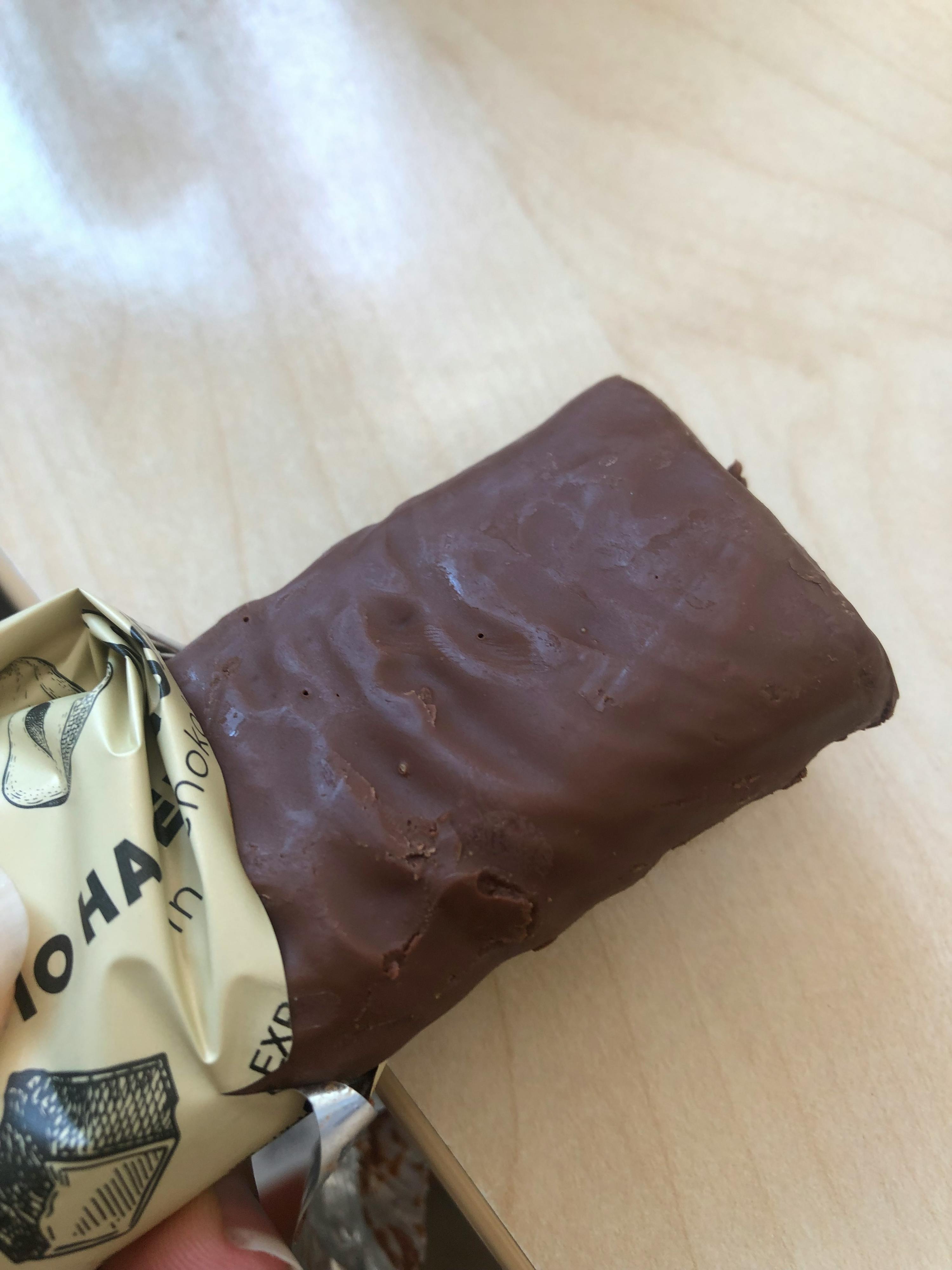 eine Nahaufnahme eines Schokoladenriegels mit der Aufschrift " toha " darauf