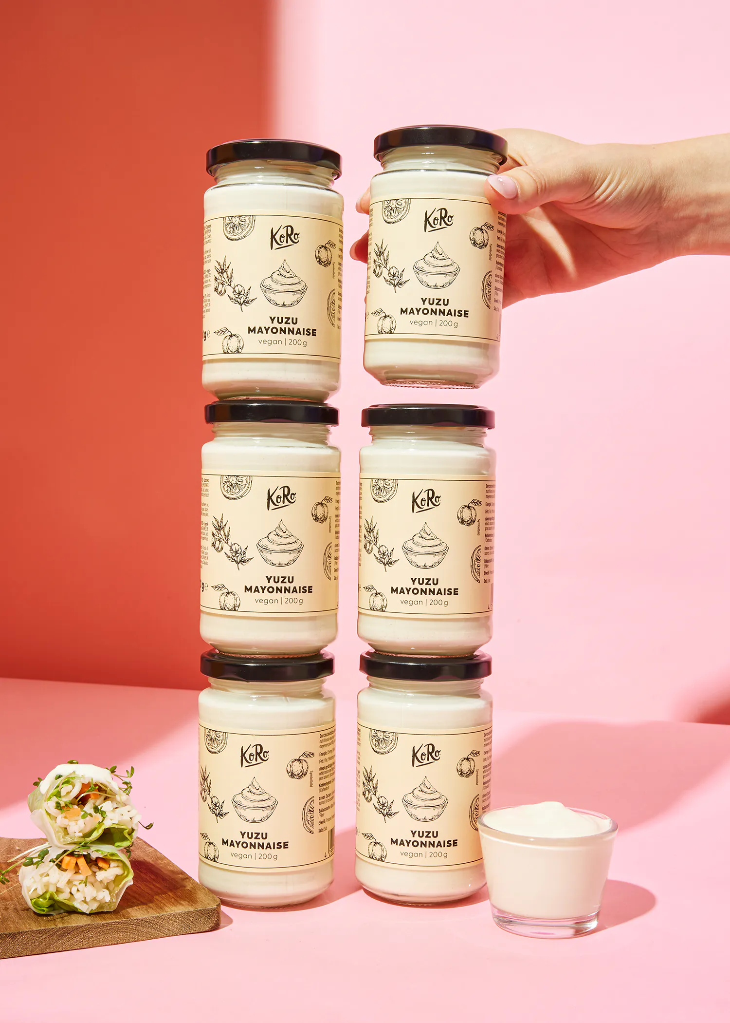 six pots de mayonnaise sont empilés les uns sur les autres