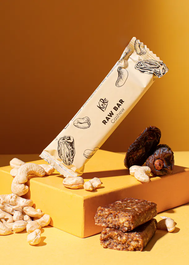 une barre crue avec des noix de cajou et des dattes