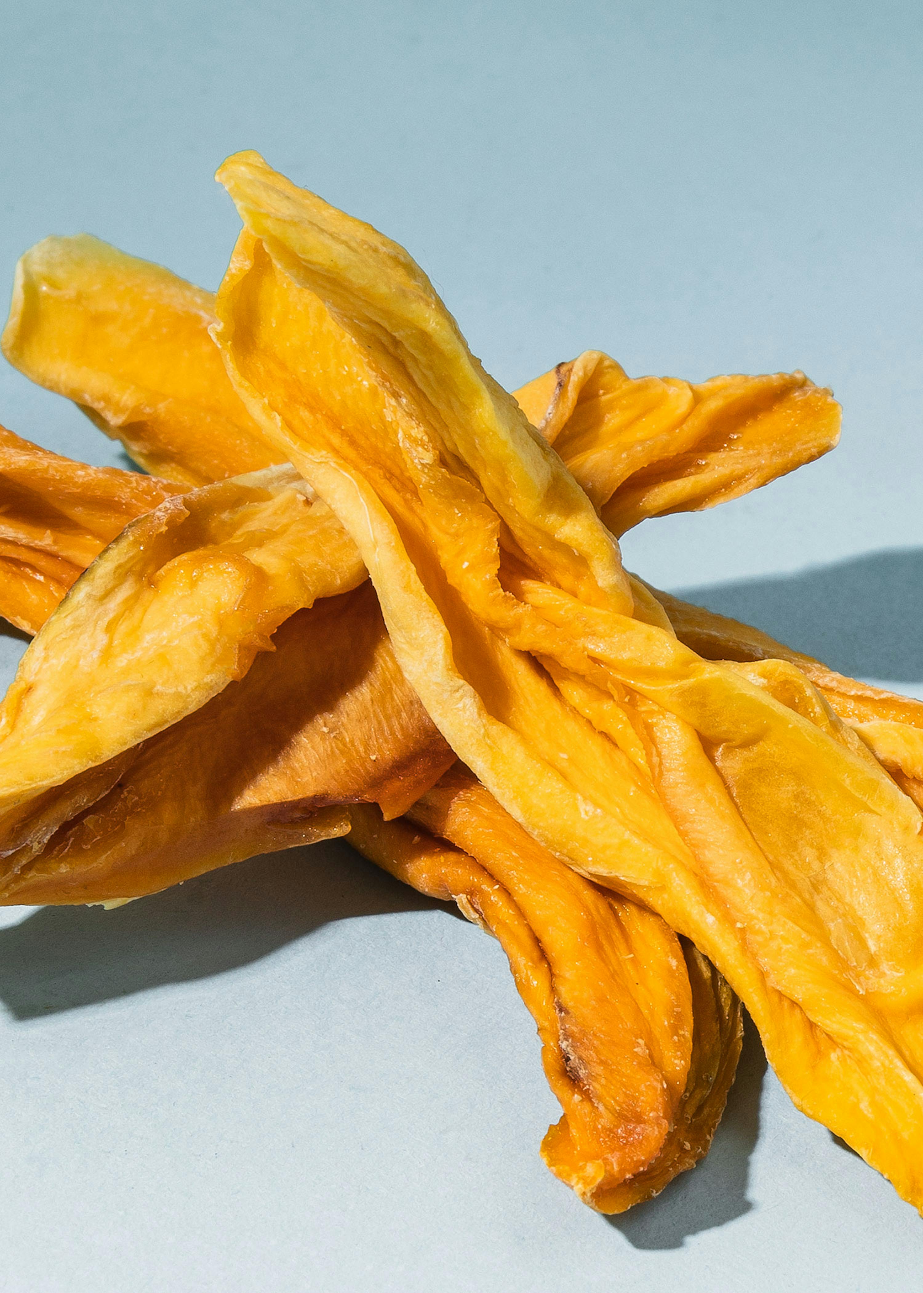 ein Haufen getrockneter Bananen liegt auf einem Tisch