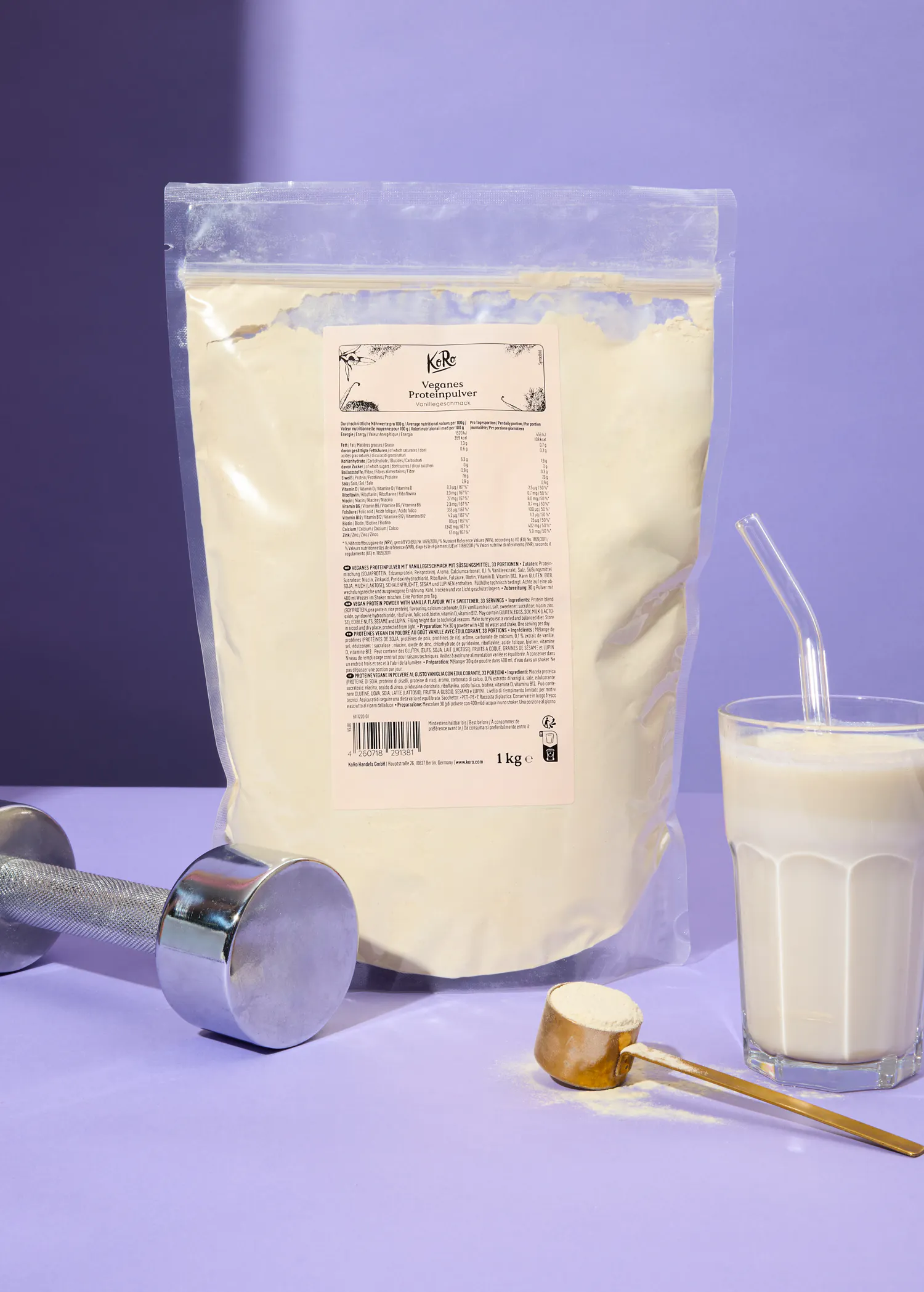 un sac de poudre de protéines végétales est posé à côté d' un verre de lait et d' un haltère