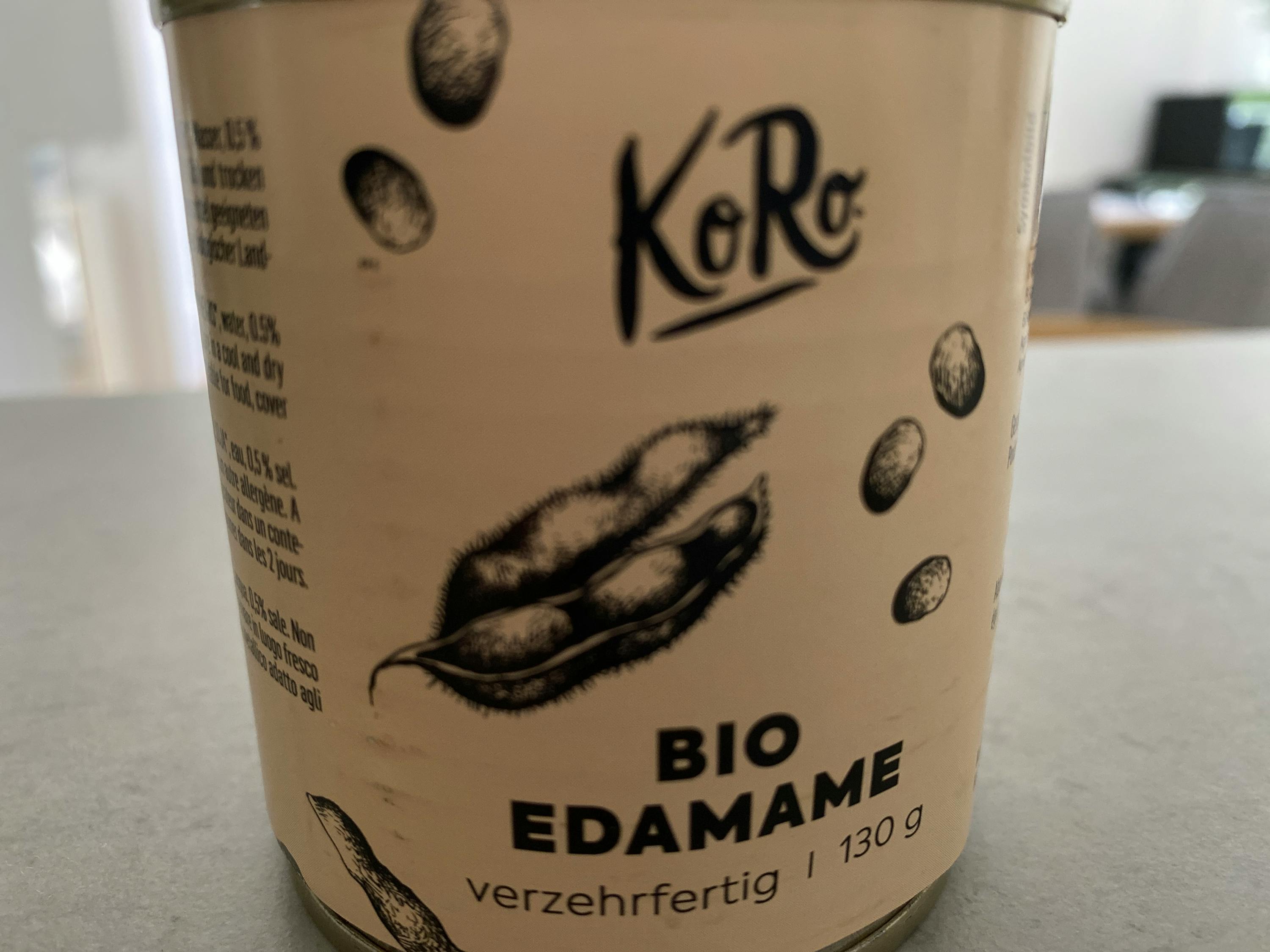 eine Dose Bio edamame steht auf einem Tisch