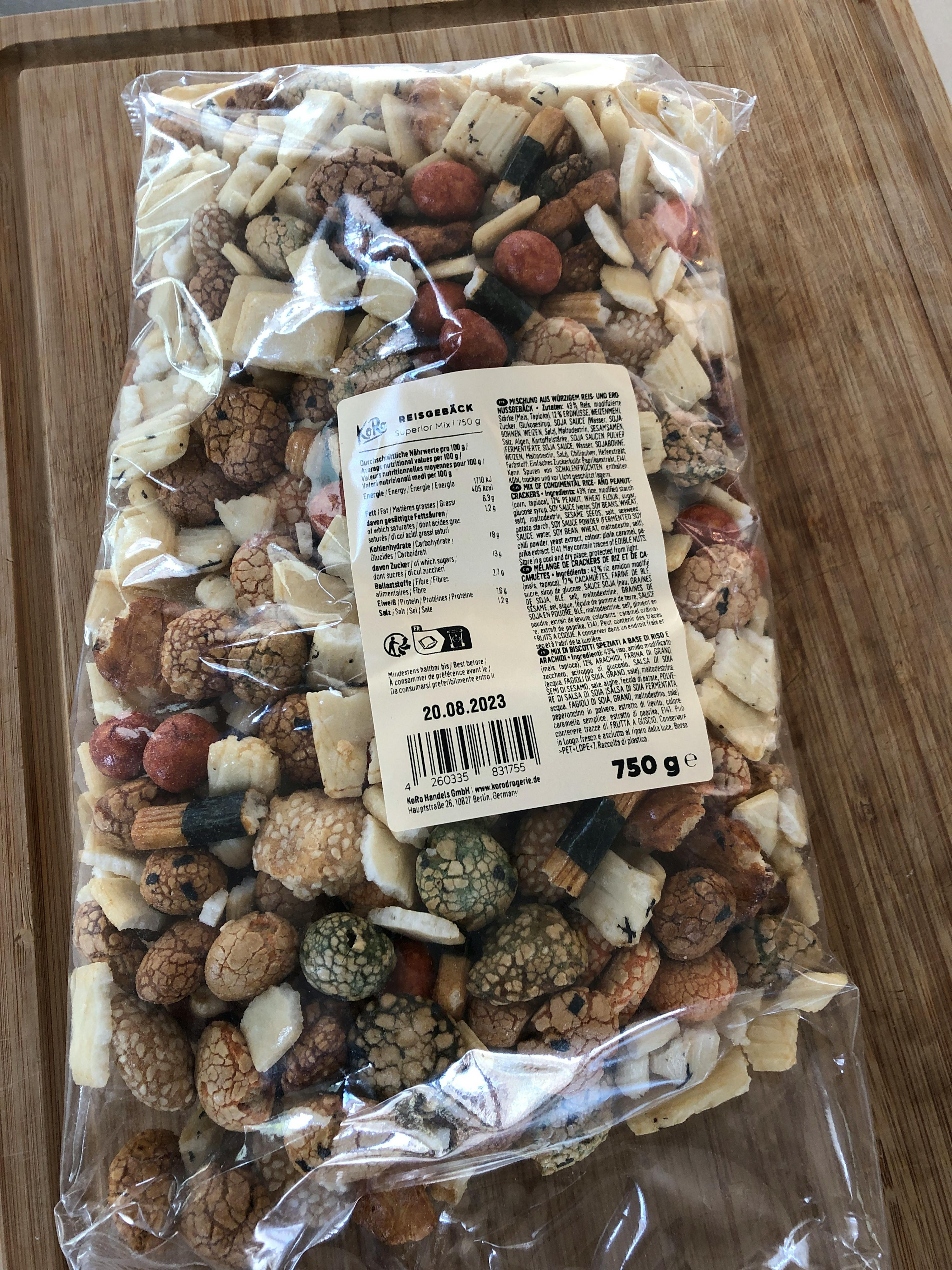 un sacchetto di frutta secca è su un tagliere di legno