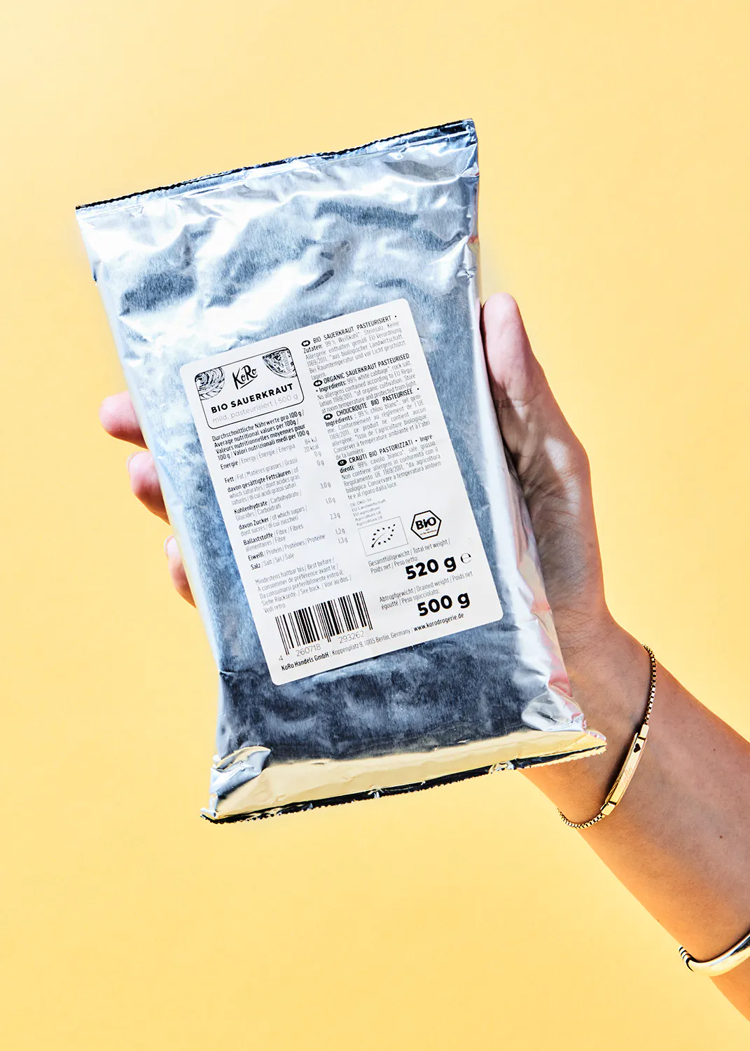 une personne tient un sac de 500 g de sauerkraut