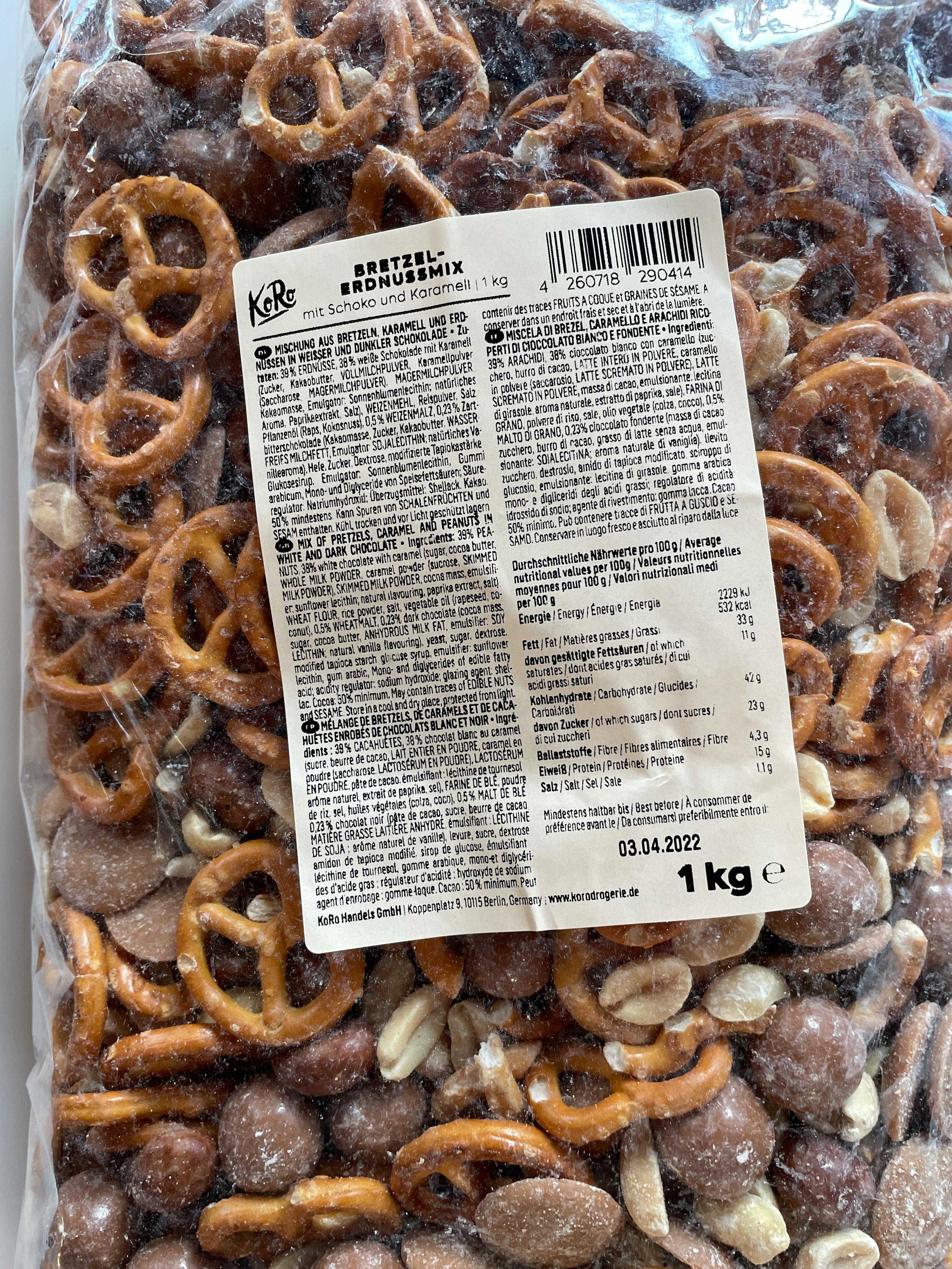 un sac de bretzels et de cacahuètes avec une étiquette de 1 kg