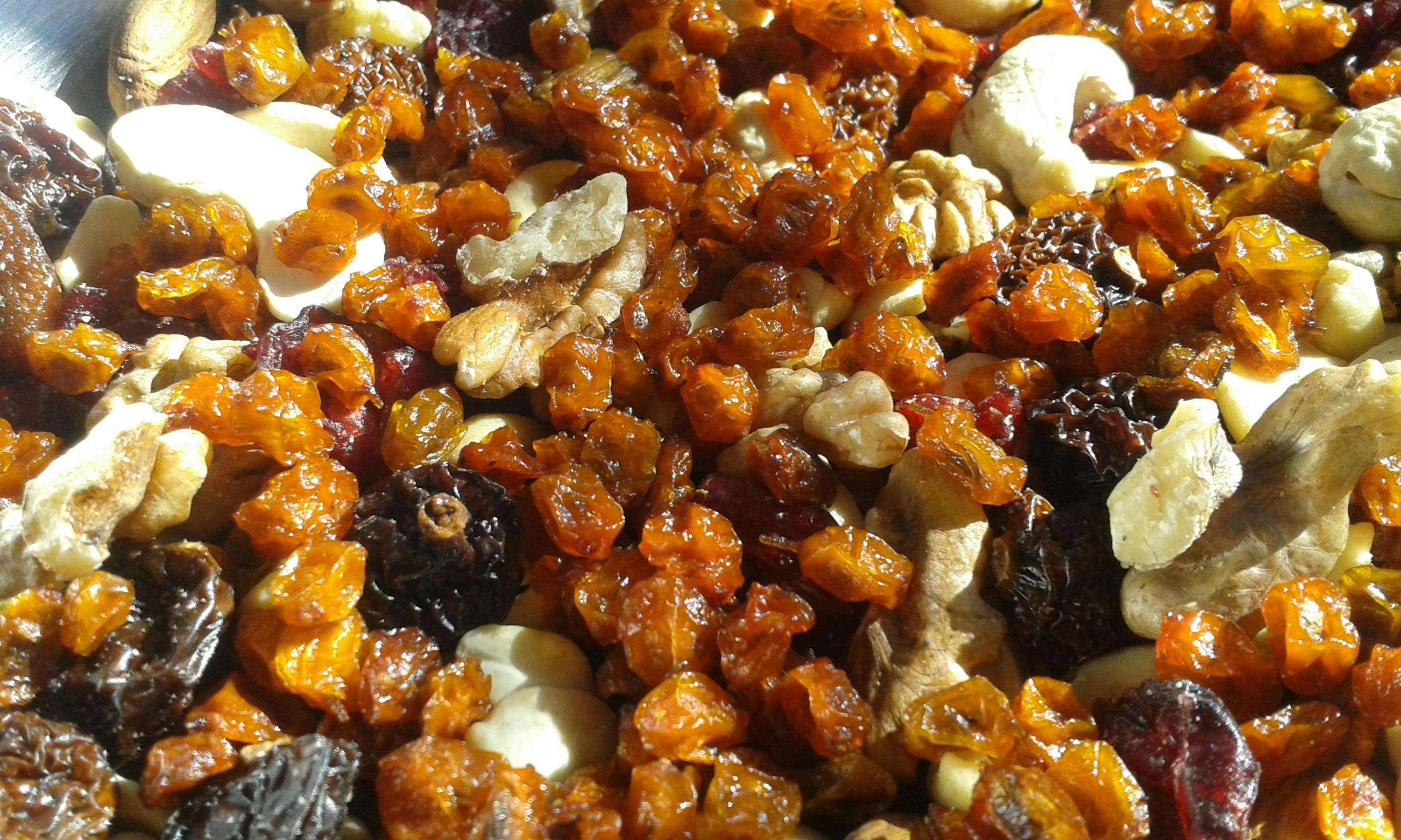 eine Nahaufnahme einer Mischung aus Nüssen und Früchten