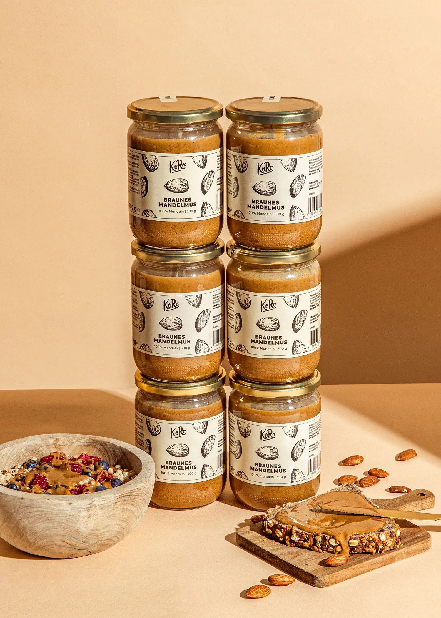 six bocaux de karre braunes mandelmus empilés les uns sur les autres
